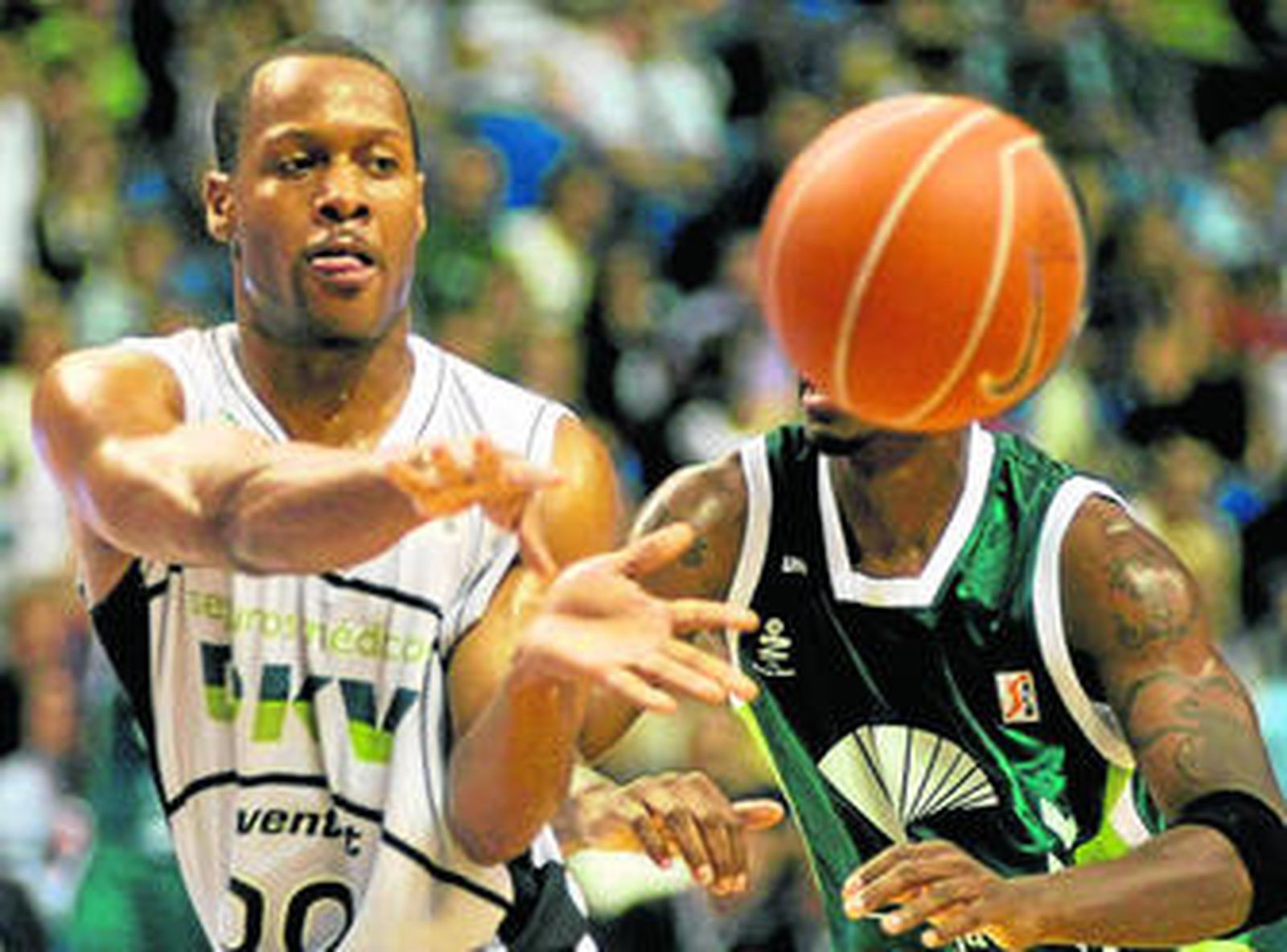Demond Mallet y Joe Gomis, en un Unicaja-DKV Joventut de hace dos temporadas.