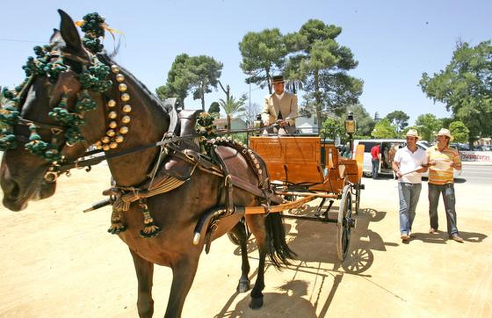 Miguel Ángel y Eduardo supervisan uno de los enganches, antes de hacer entrada en el Real. 

Foto: Pascual