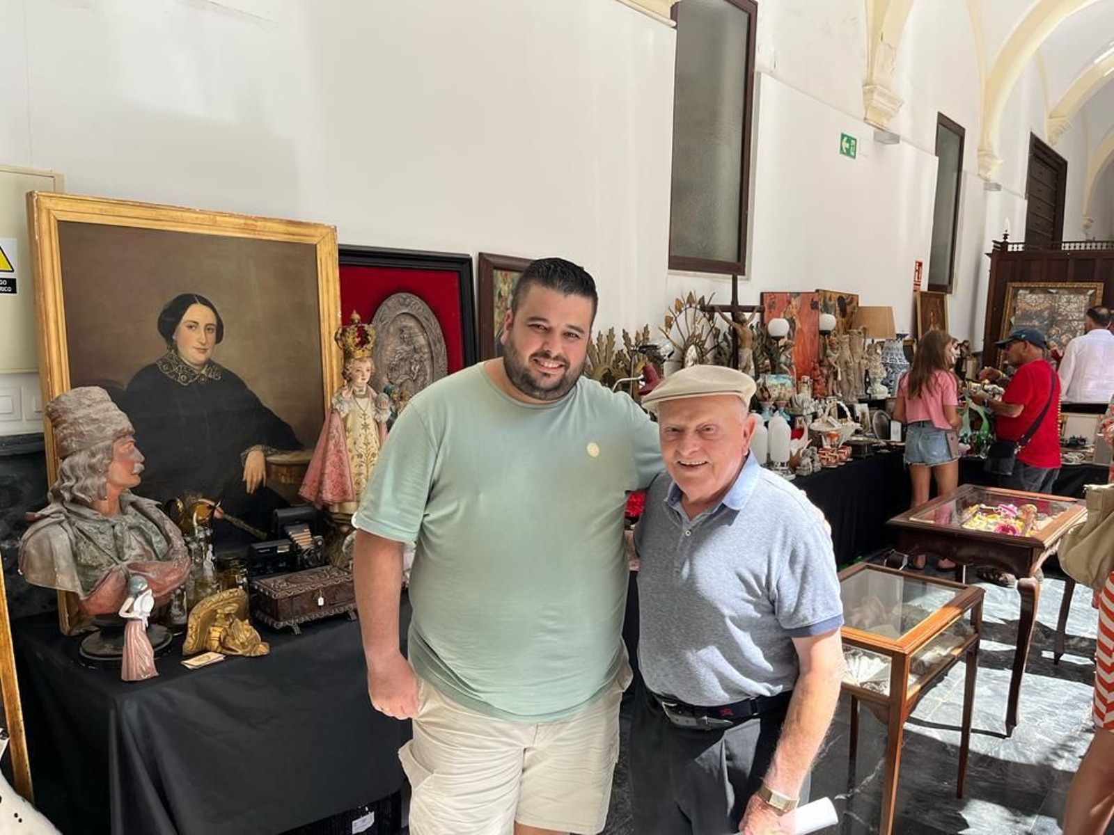 El anticuario Sergio Rosendo y el coleccionista de fotos antiguas José Marchena, durante la inauguración del ‘II Mercadillo de Antigüedades y coleccionismo’, en el convento de Santo Domingo. El anticuario Sergio Rosendo y el coleccionista de fotos antiguas José Marchena, durante la inauguración del ‘II Mercadillo de Antigüedades y coleccionismo’, en el convento de Santo Domingo.