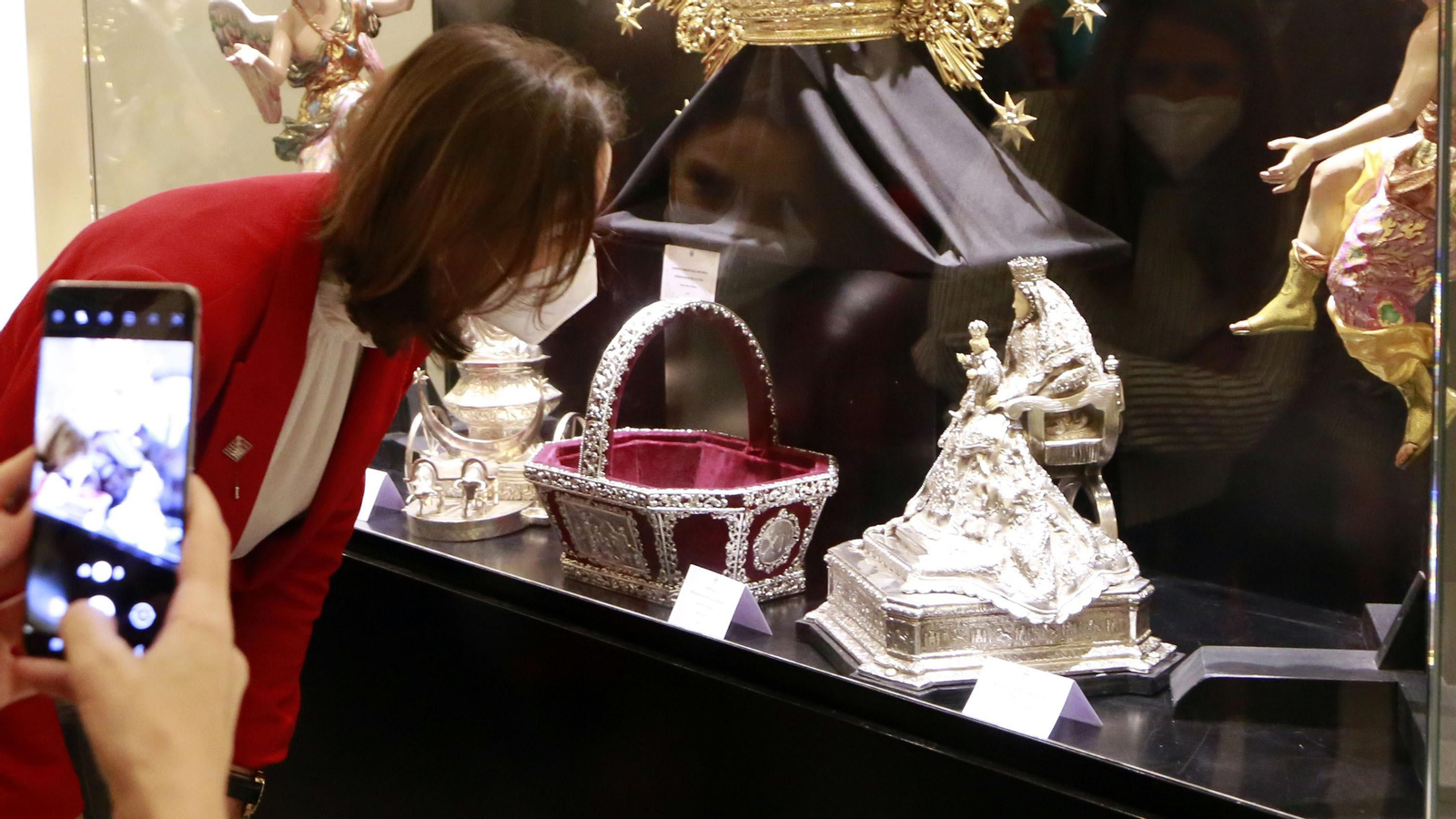 La ministra Reyes Maroto visitando la exposición cofrade en Jerez