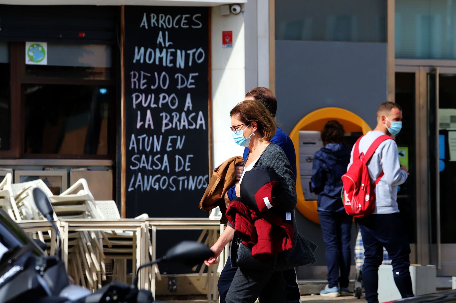 Ambiente en una calle del centro de Huelva durante la jornada de ayer.