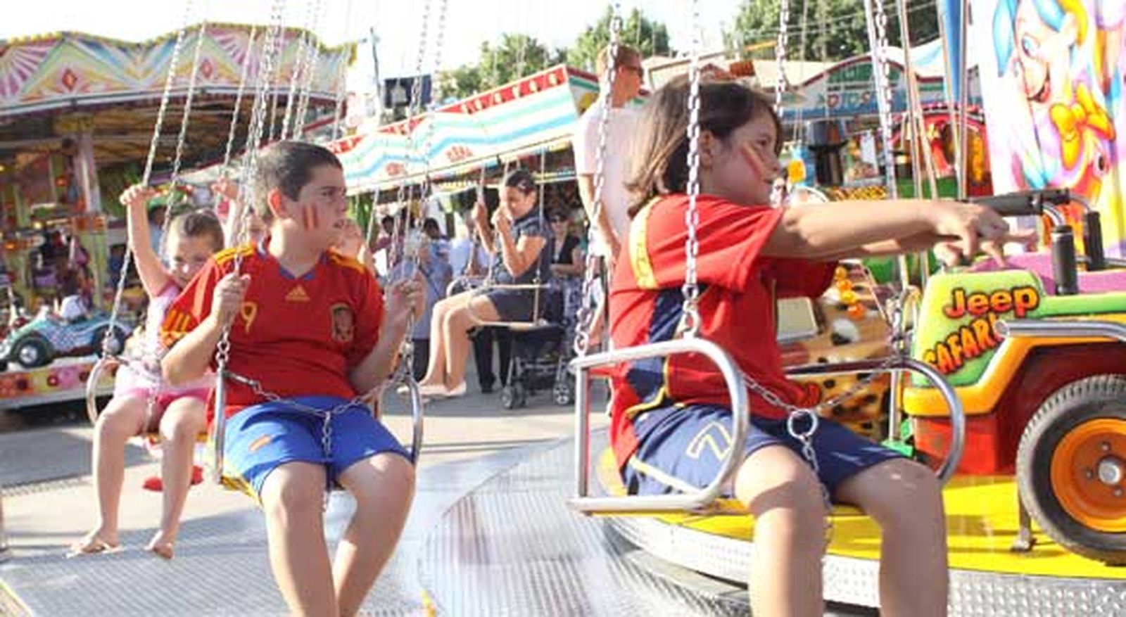 Dos pequeños vestidos con la equipación de la Selección en una de las atracciones

Foto: Vanessa Perez/J.M.Q.