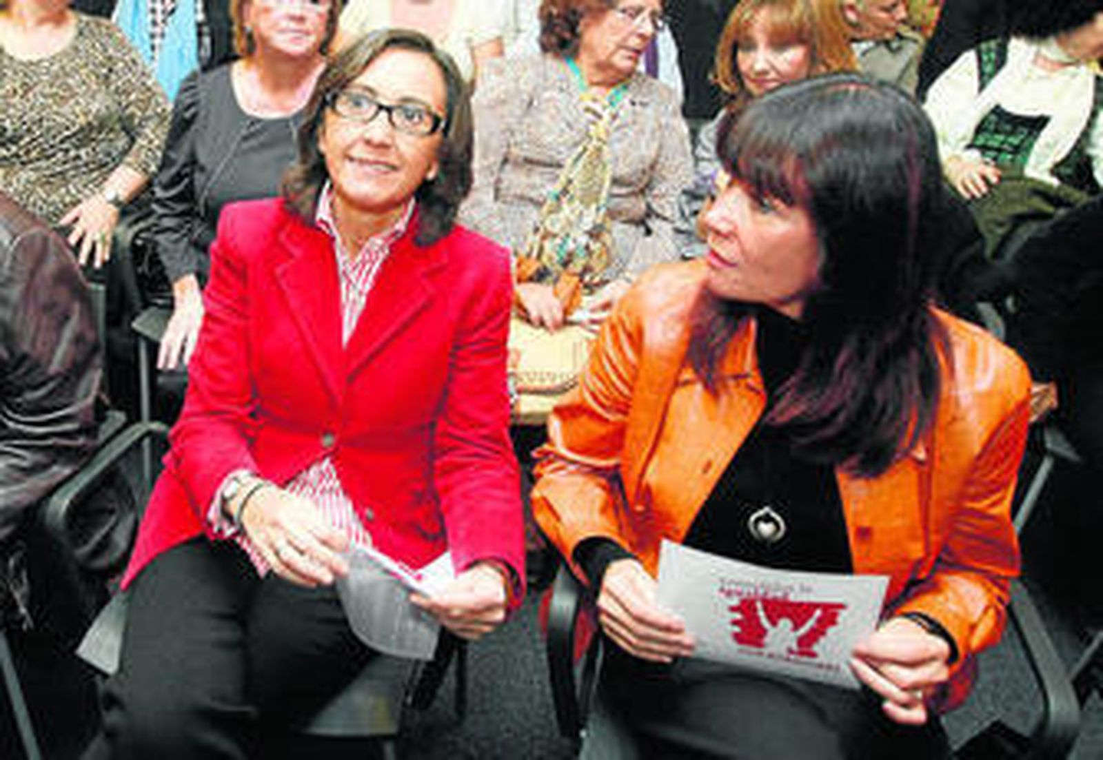 Aguilar y Navarro ayer en un acto de la plataforma de mujeres en apoyo a Rubalcaba en Córdoba.