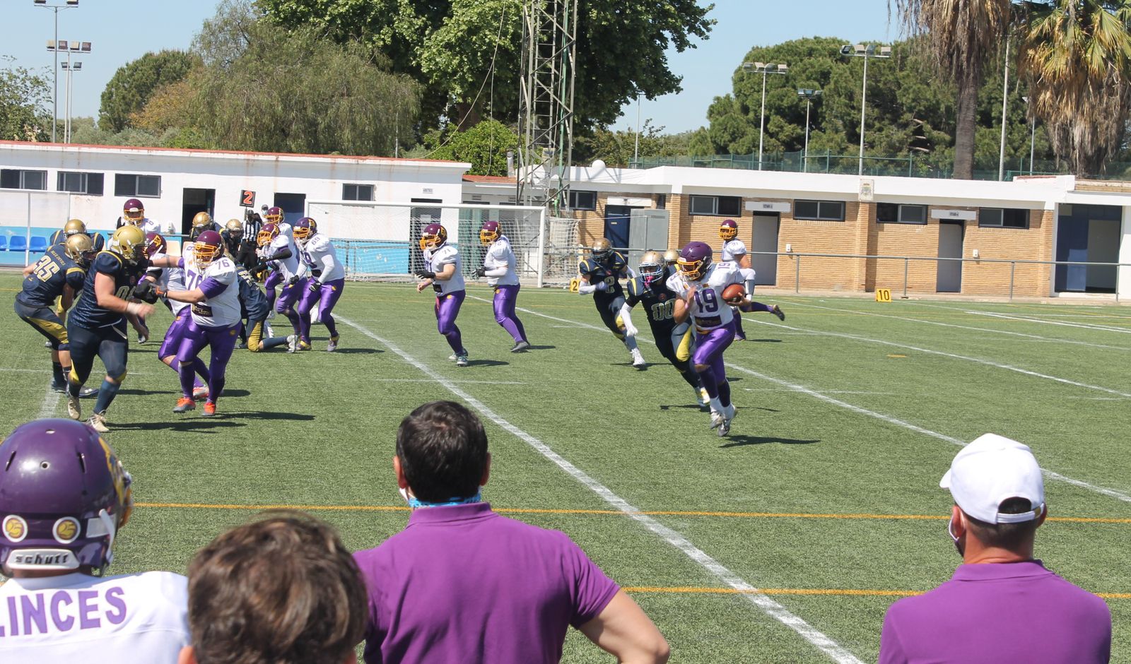 El QB de Sevilla Linces corre con el balón en el partido contra Mairena Blue Devils.