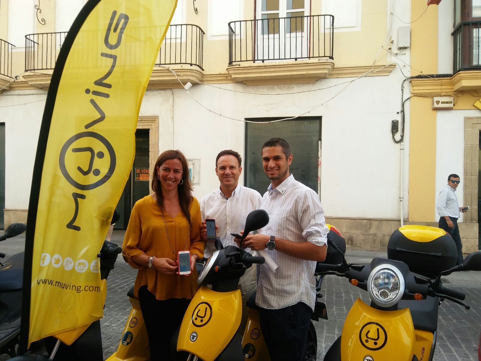 Bibiana Gago junto a David de la Encina y el concejal de Movilidad, durante la presentación del nuevo servicio.