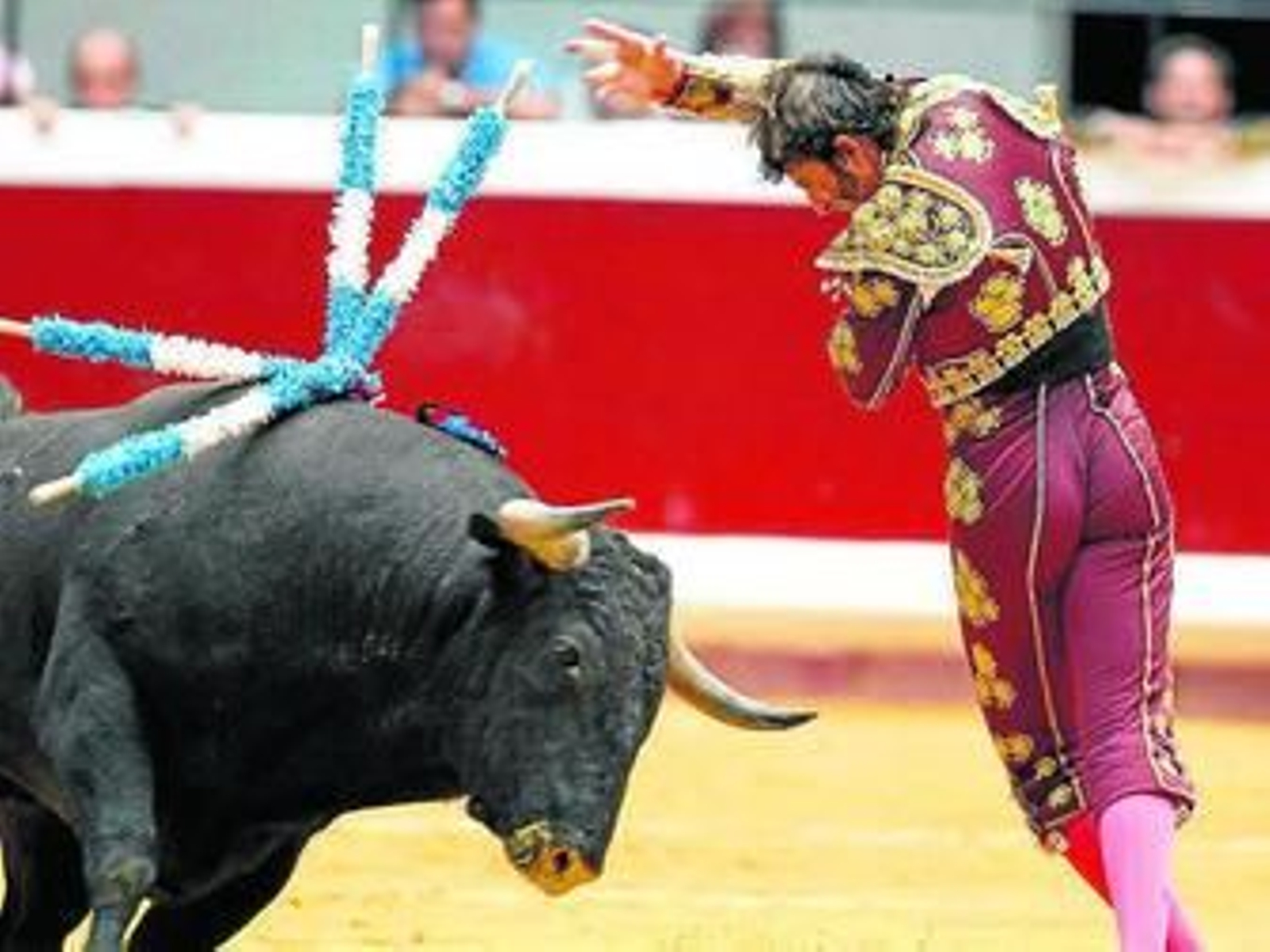 Padilla, en un par al violín a uno de sus toros.