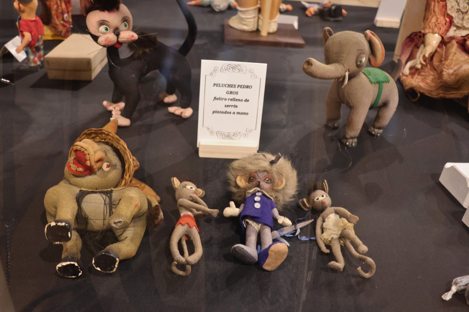 Colección de peluches antiguos de fieltro, pintados a mano, que completan el recorrido por la historia del juguete tradicional.