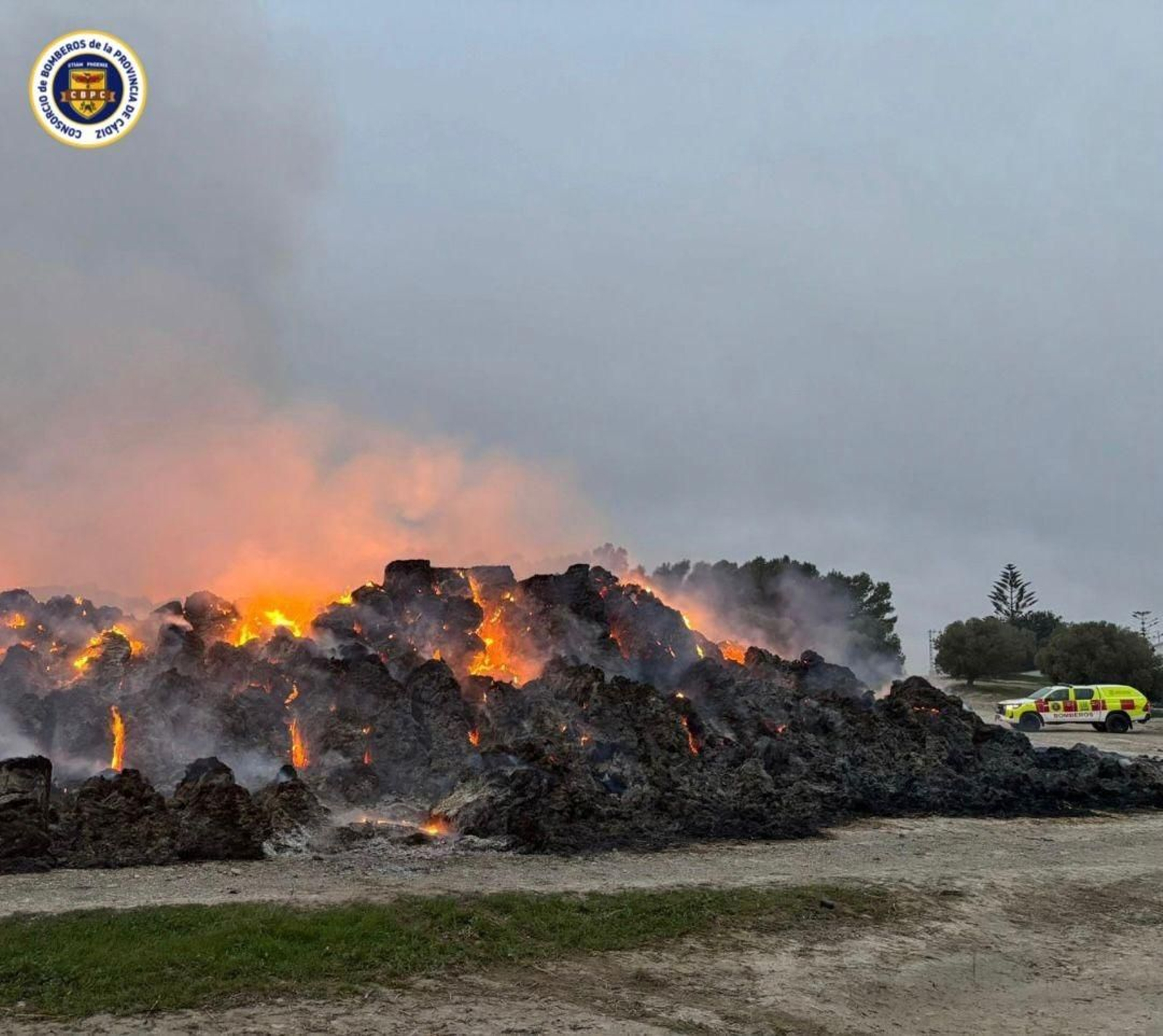 Llamativo incendio de 450 toneladas de heno en una finca de Puerto Real