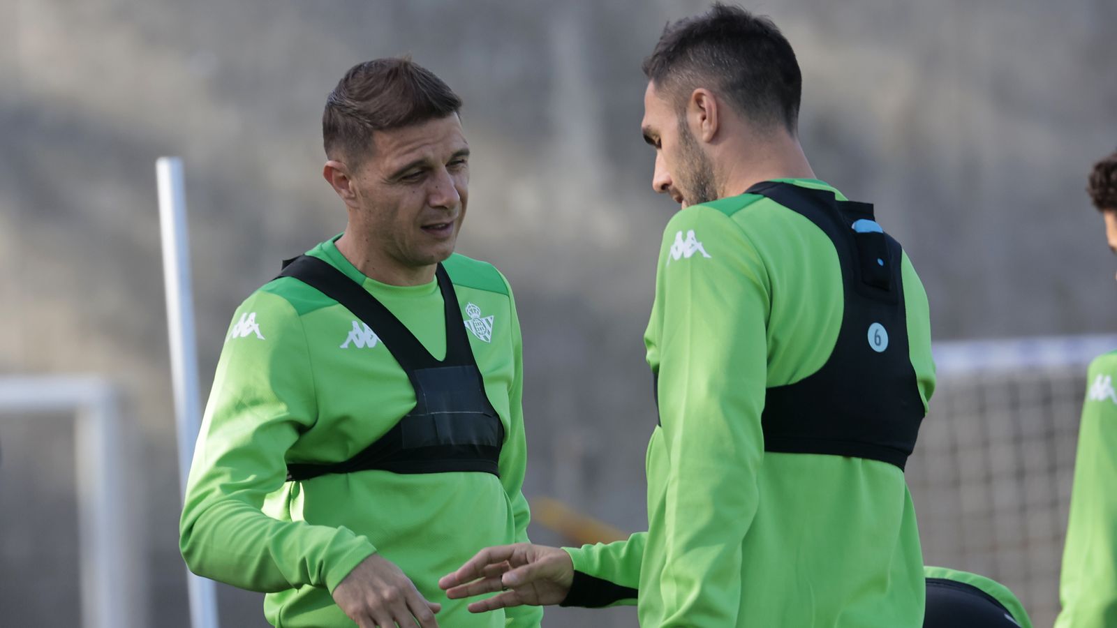 Joaquín dialoga con Víctor Ruiz.