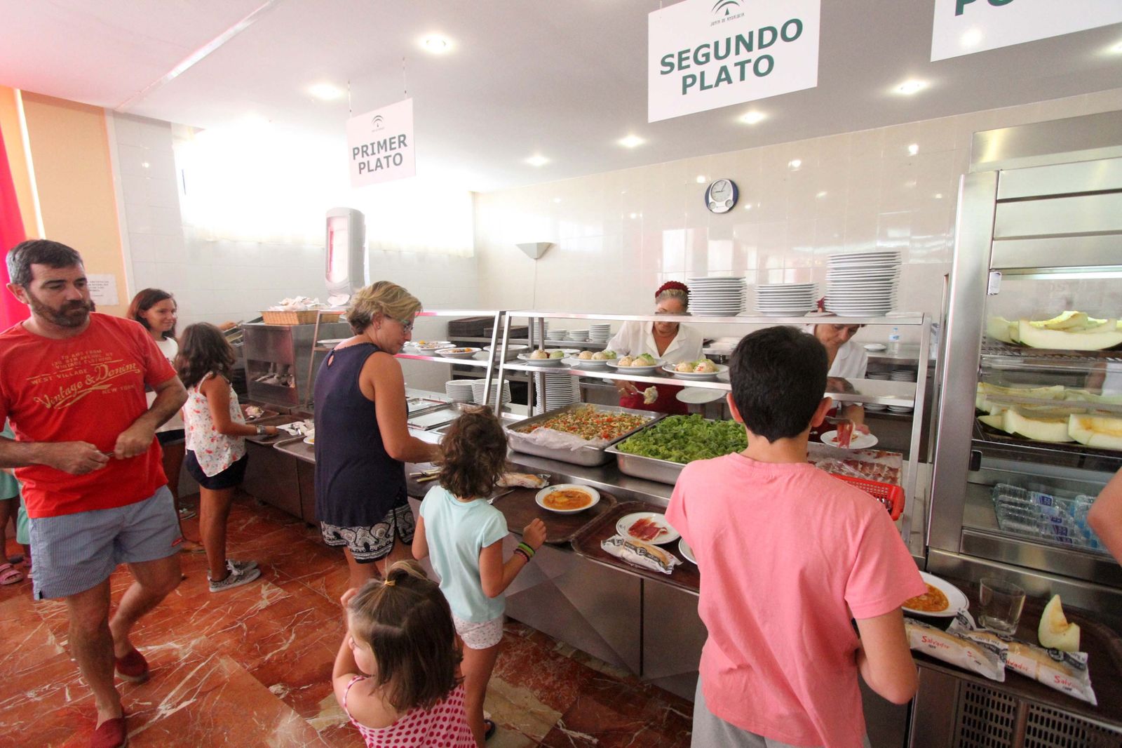 Usuarios en el comedor de la residencia de tiempo libre de La Línea, el pasado verano.