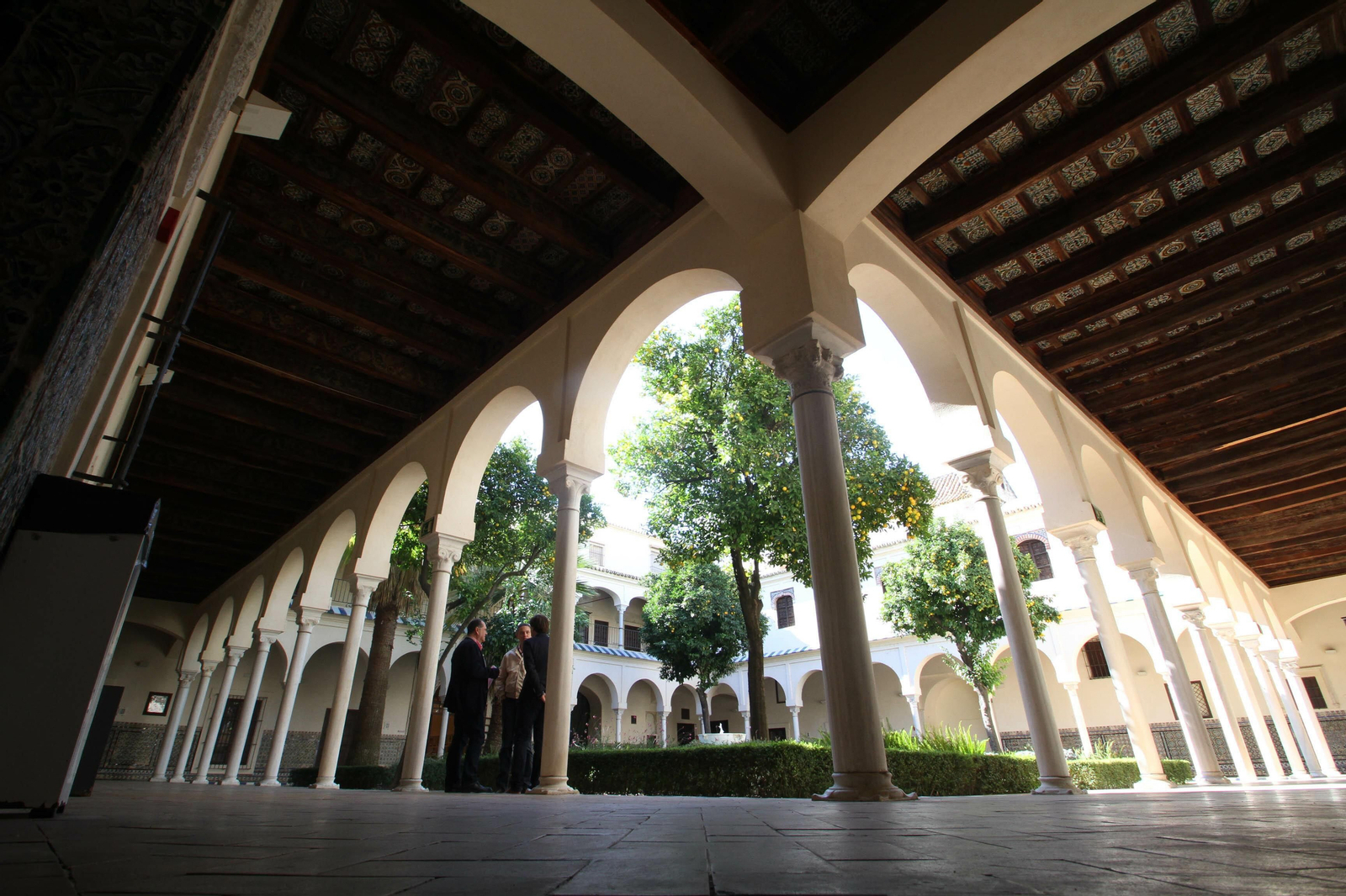 El esplendoroso claustro del antiguo convento de Santa Clara, que acoge el Espacio Santa Clara.