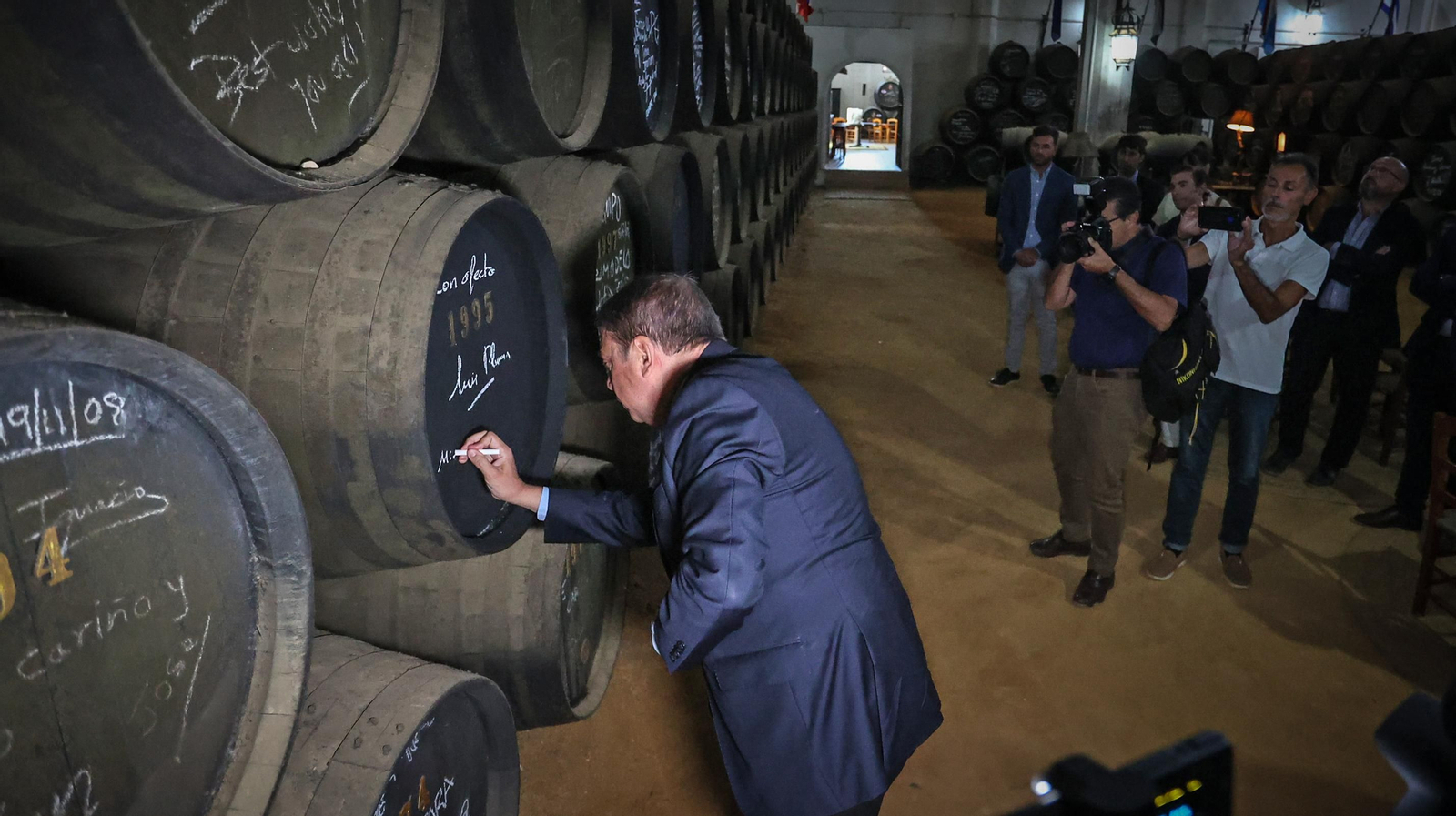 El ministro de agricultura Luis Planas vista la bodega de Wiliams & Humbert en Jerez