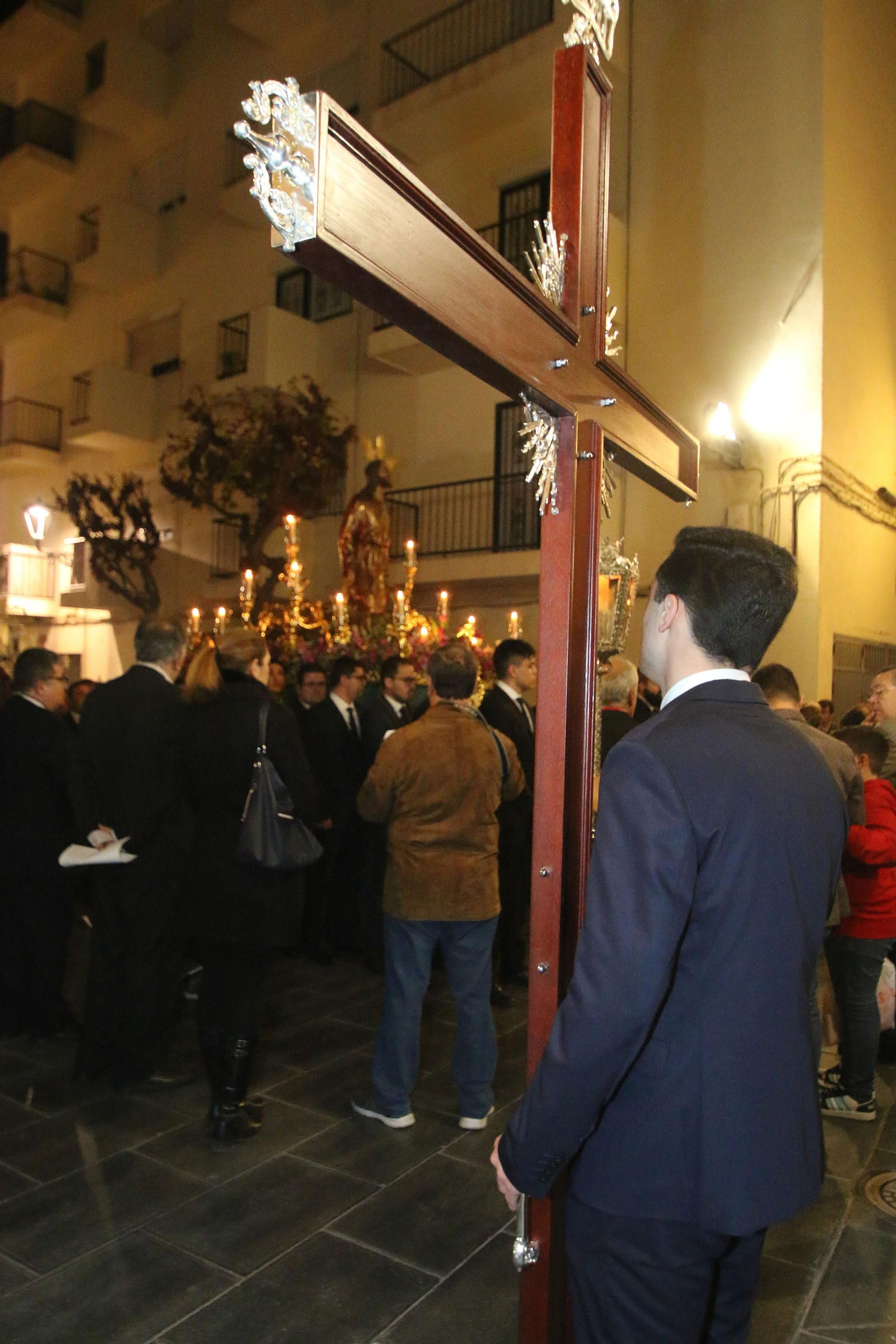 El Señor de la Oración frente a la Cruz de Guía del Amor.