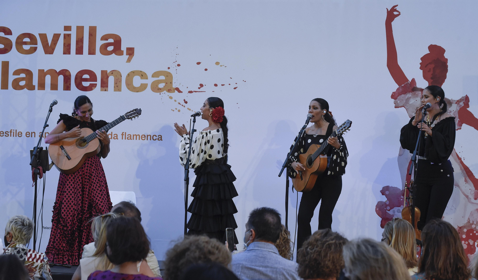 El desfile de moda flamenca de la Avenida de la Constitución, en imágenes