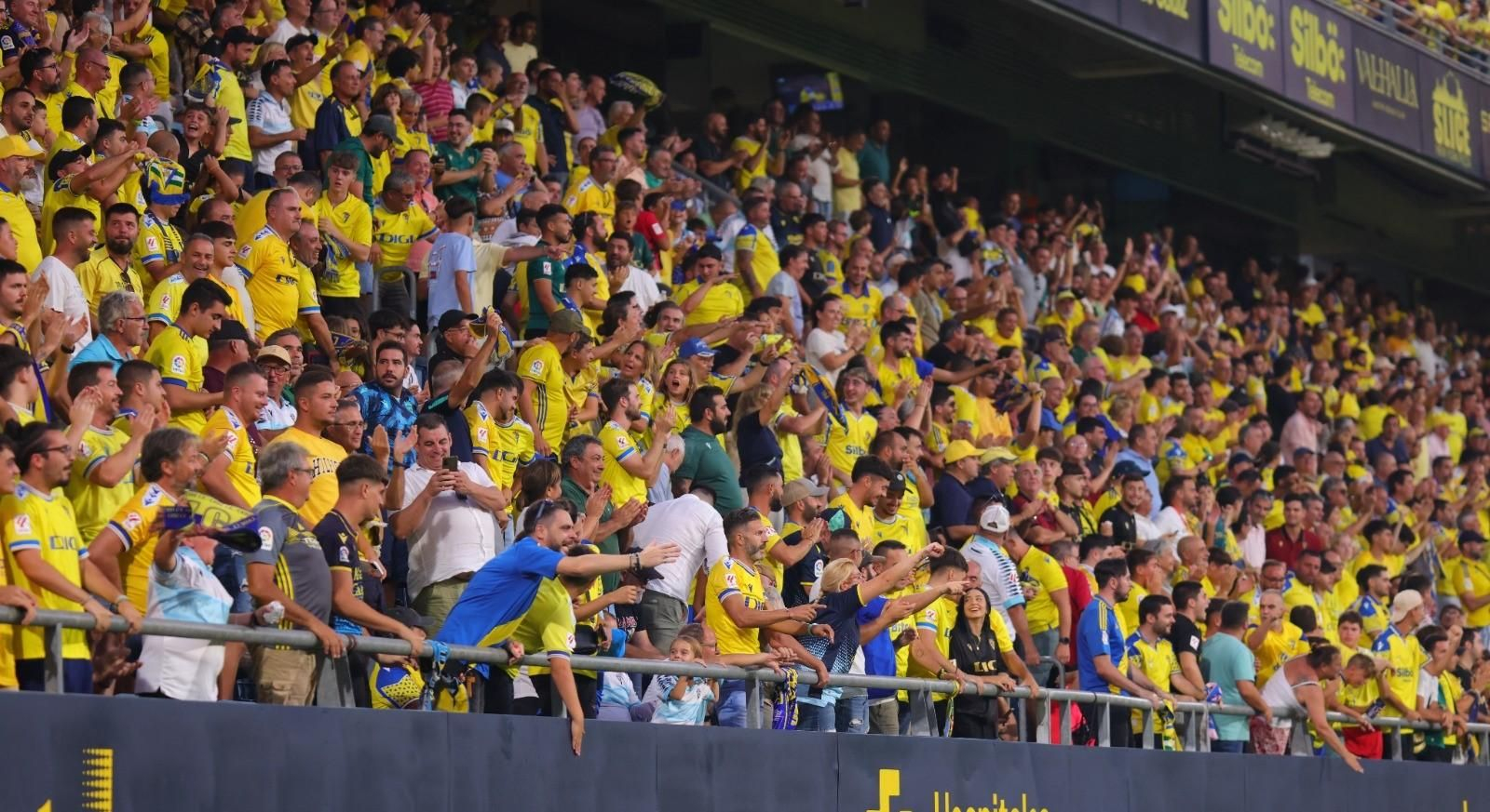 Aficionados del Cádiz en un partido en casa. Aficionados del Cádiz en un partido en casa.