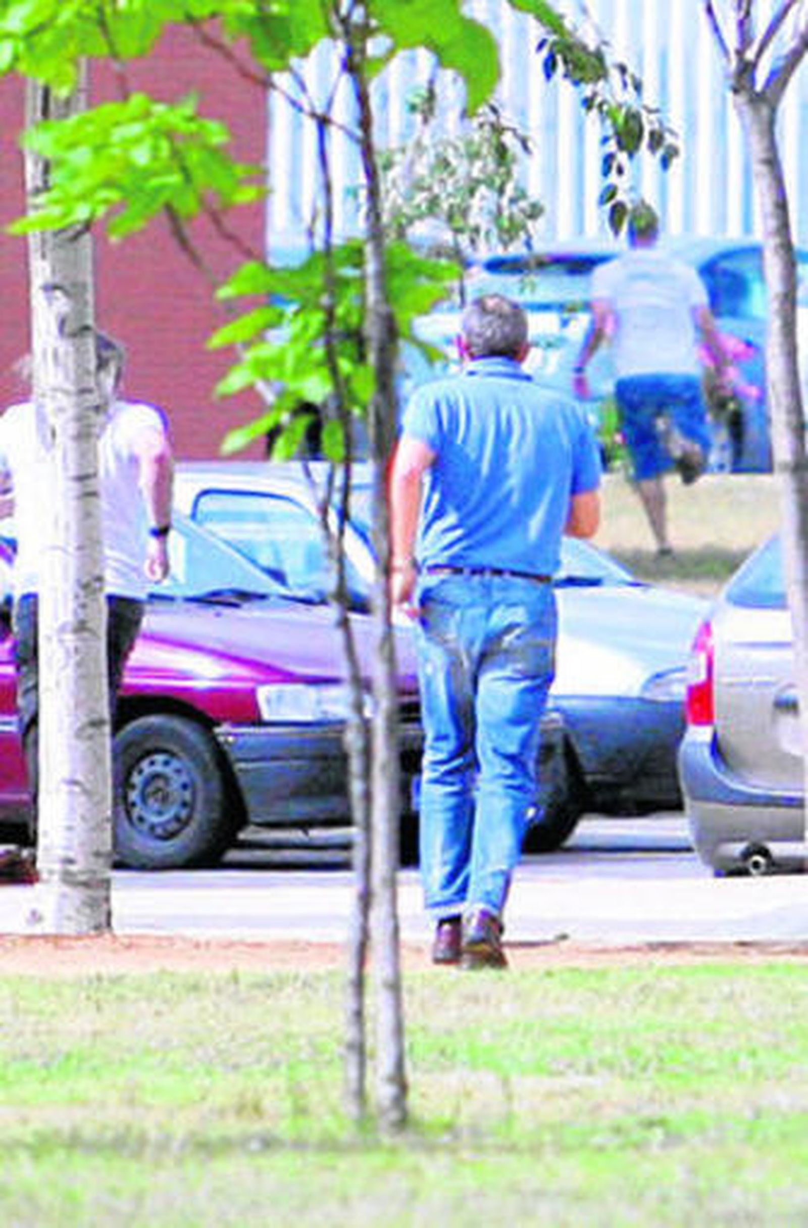 Funcionarios corriendo detrás del preso.