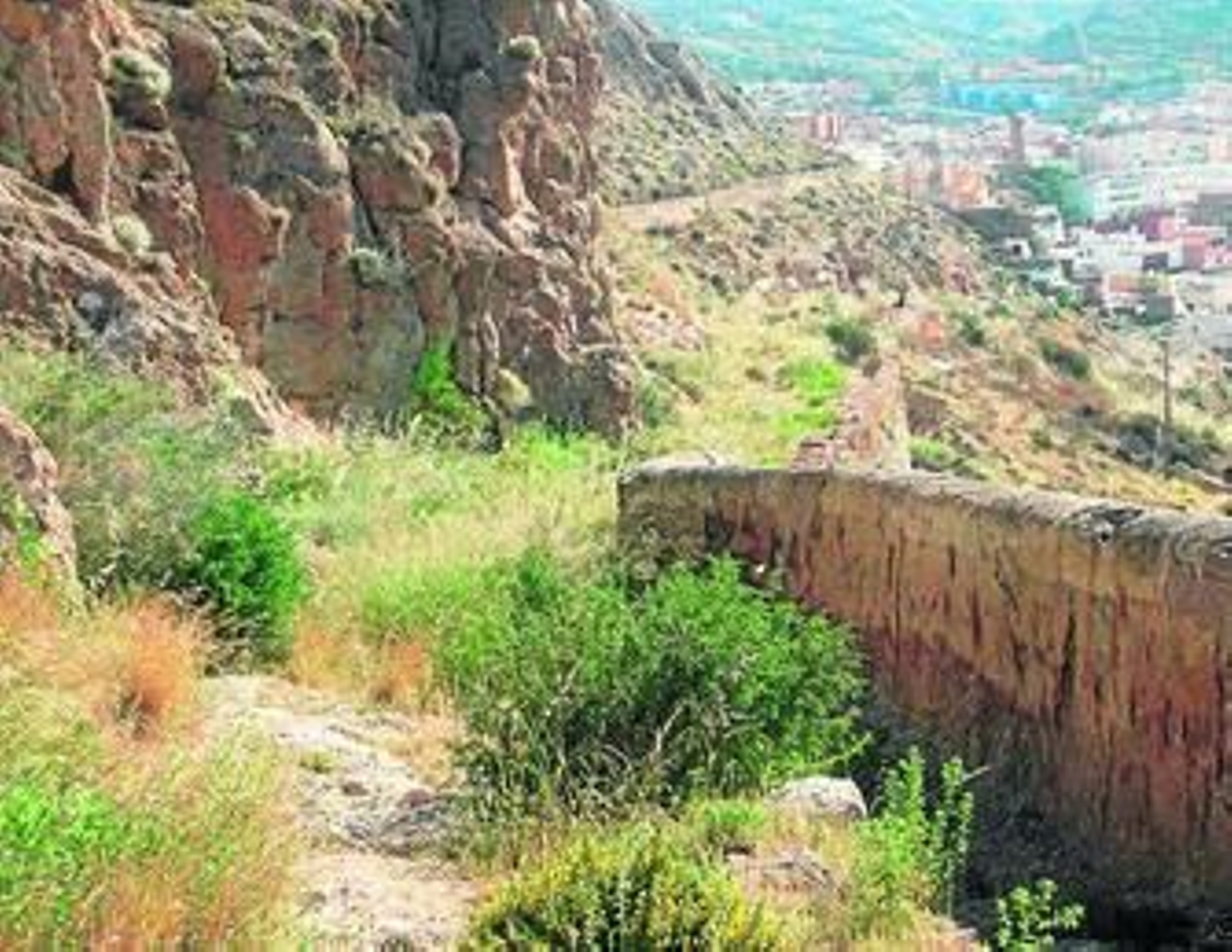 Camino viejo abandonado actualmente.