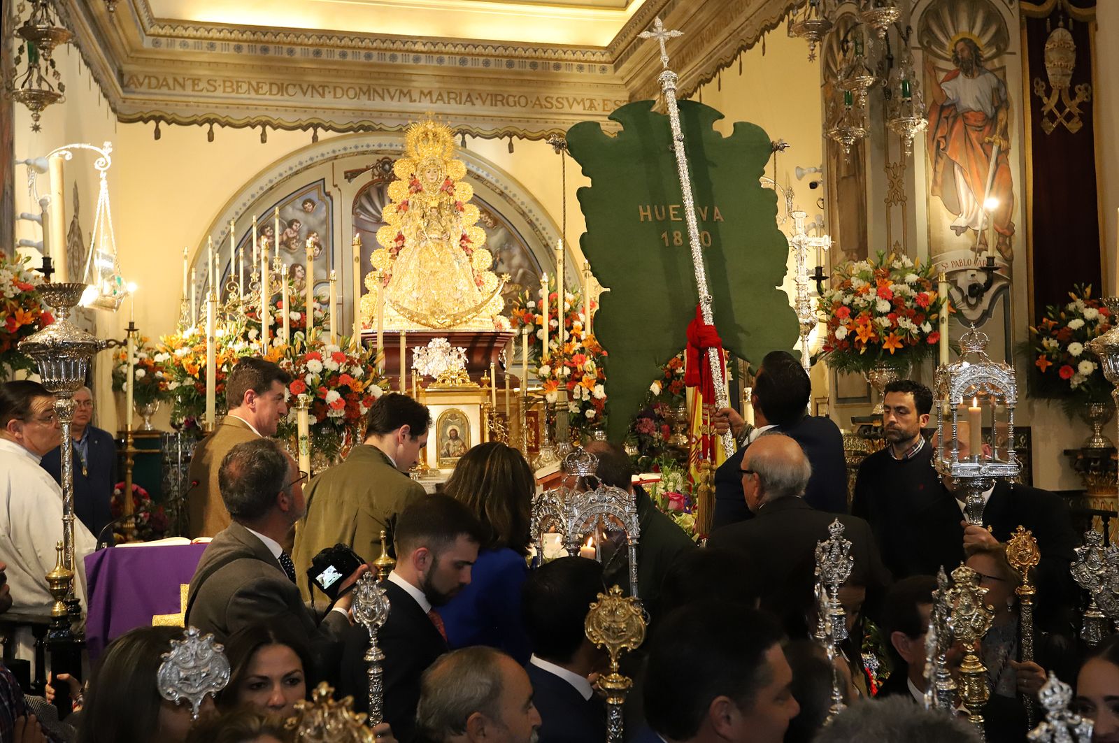 Imágenes de la misa de la Hermandad del Rocío de Huelva ante la Virgen del Rocío