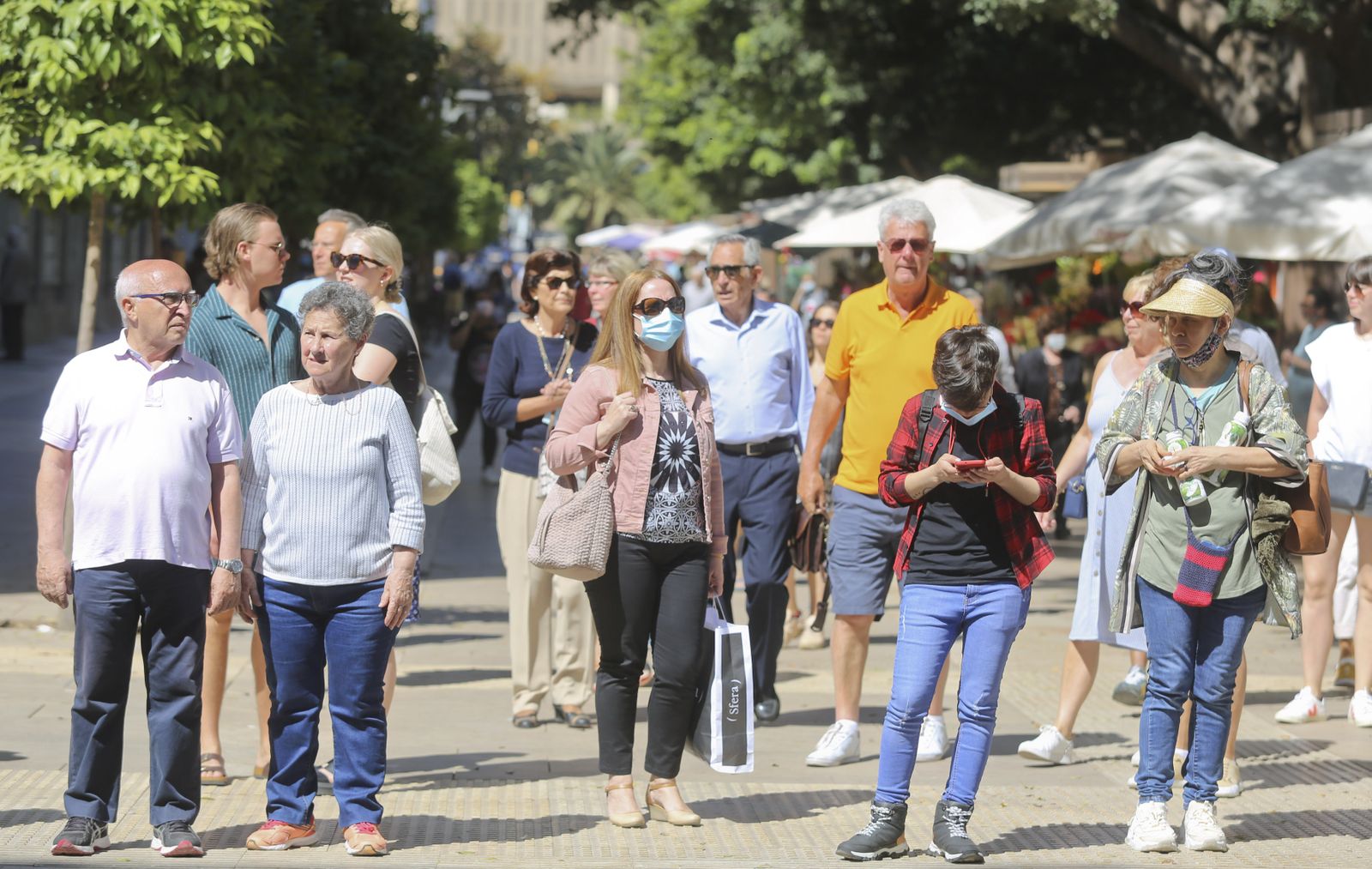 Personas con y sin mascarillas por el centro de Málaga.