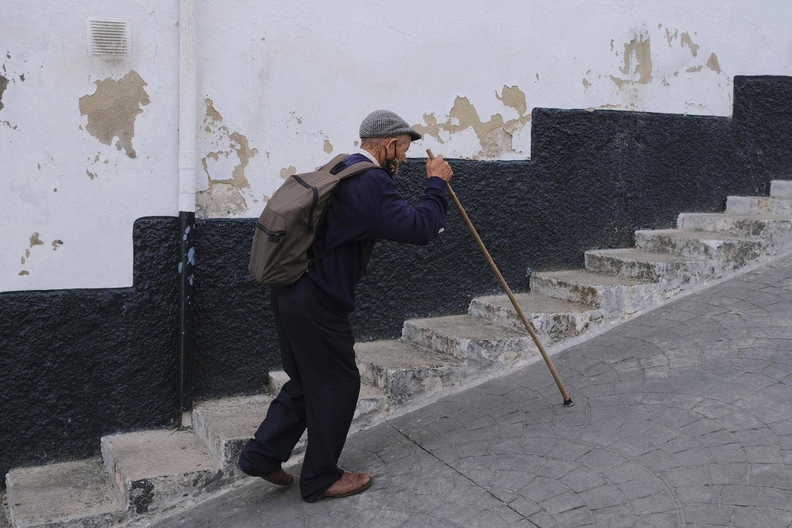 Una persona sube una calle empinada.