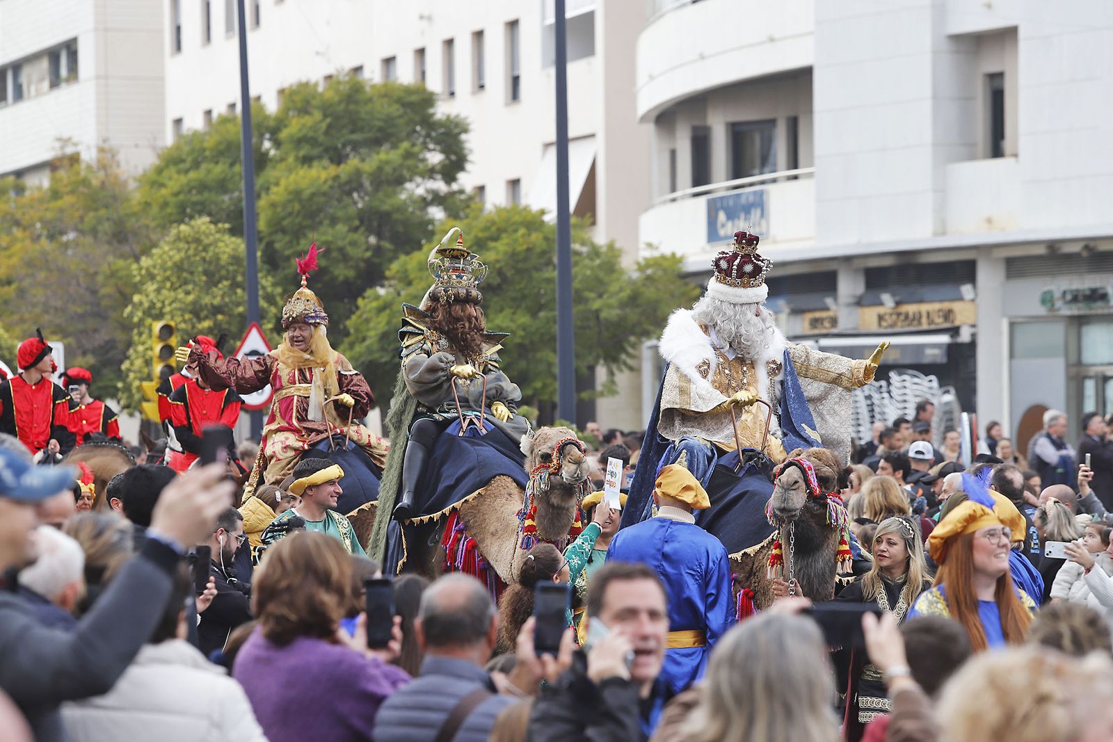Imágenes de la mágica llegada de los Reyes Magos y la Estrella de la Ilusión a Huelva en barco