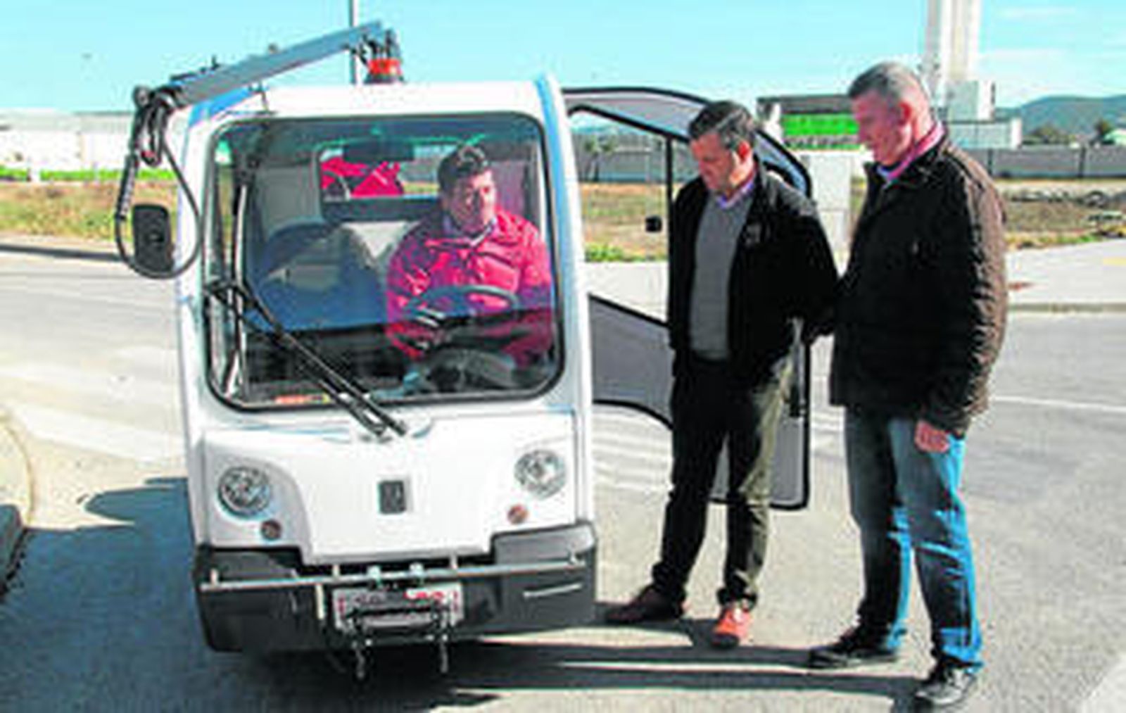 El alcalde y el concejal de Medio Ambiente han querido conocer de cerca la nueva máquina baldeadora.