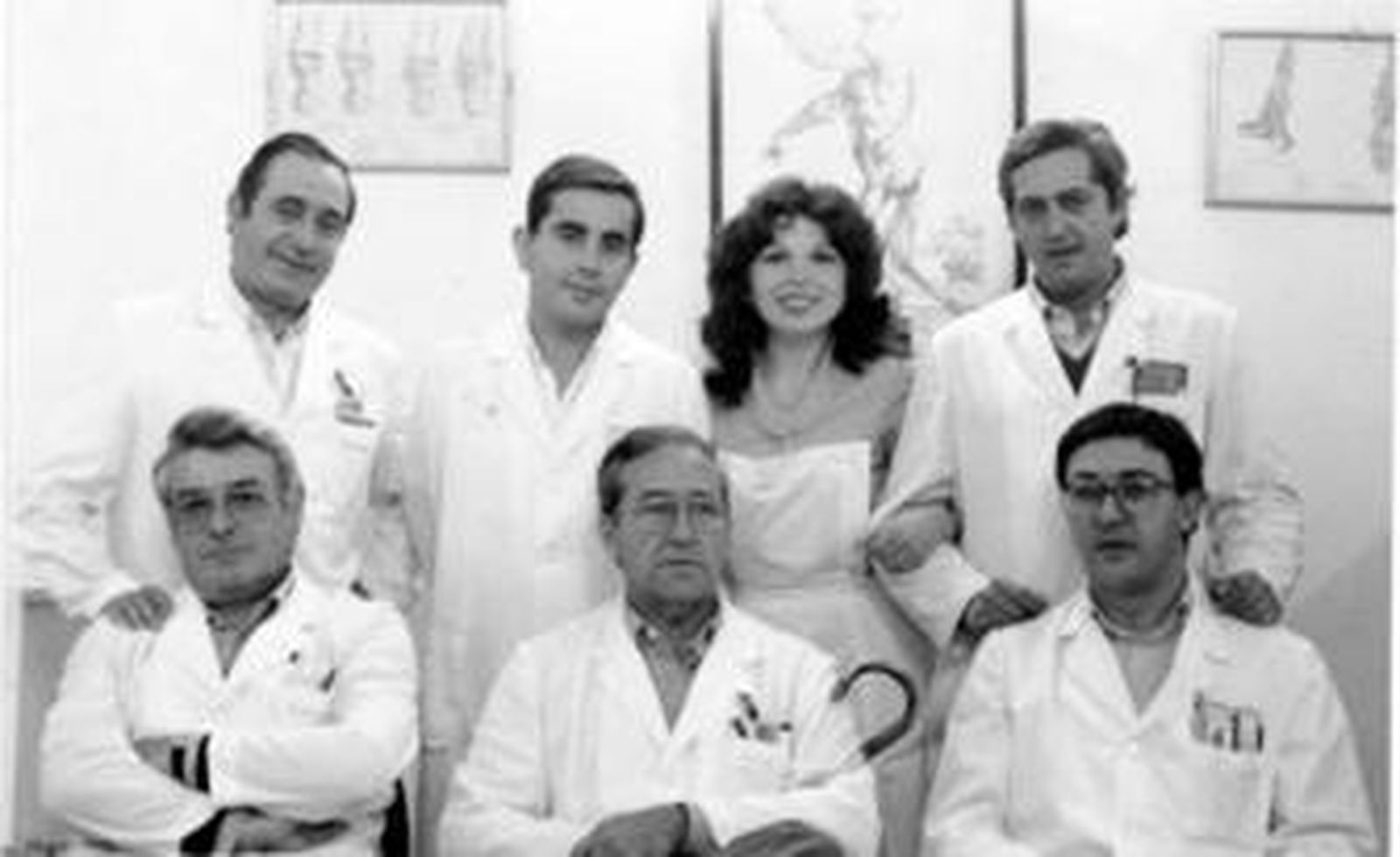 Dr. Joaquín Manzano, sentado en el centro.