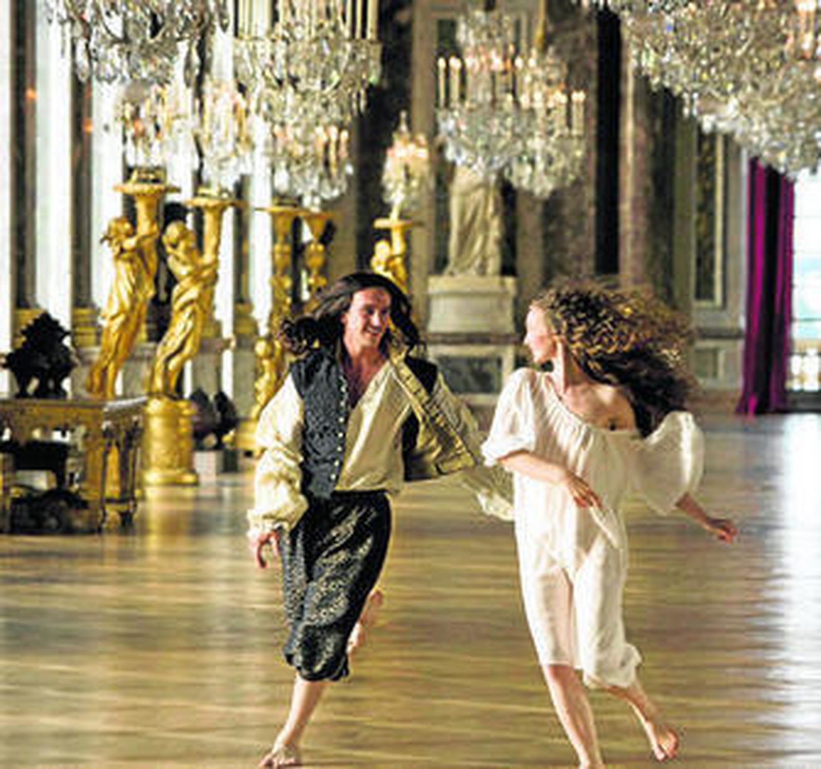 George Blagden como un joven Luis XIV en la serie francesa 'Versailles'.