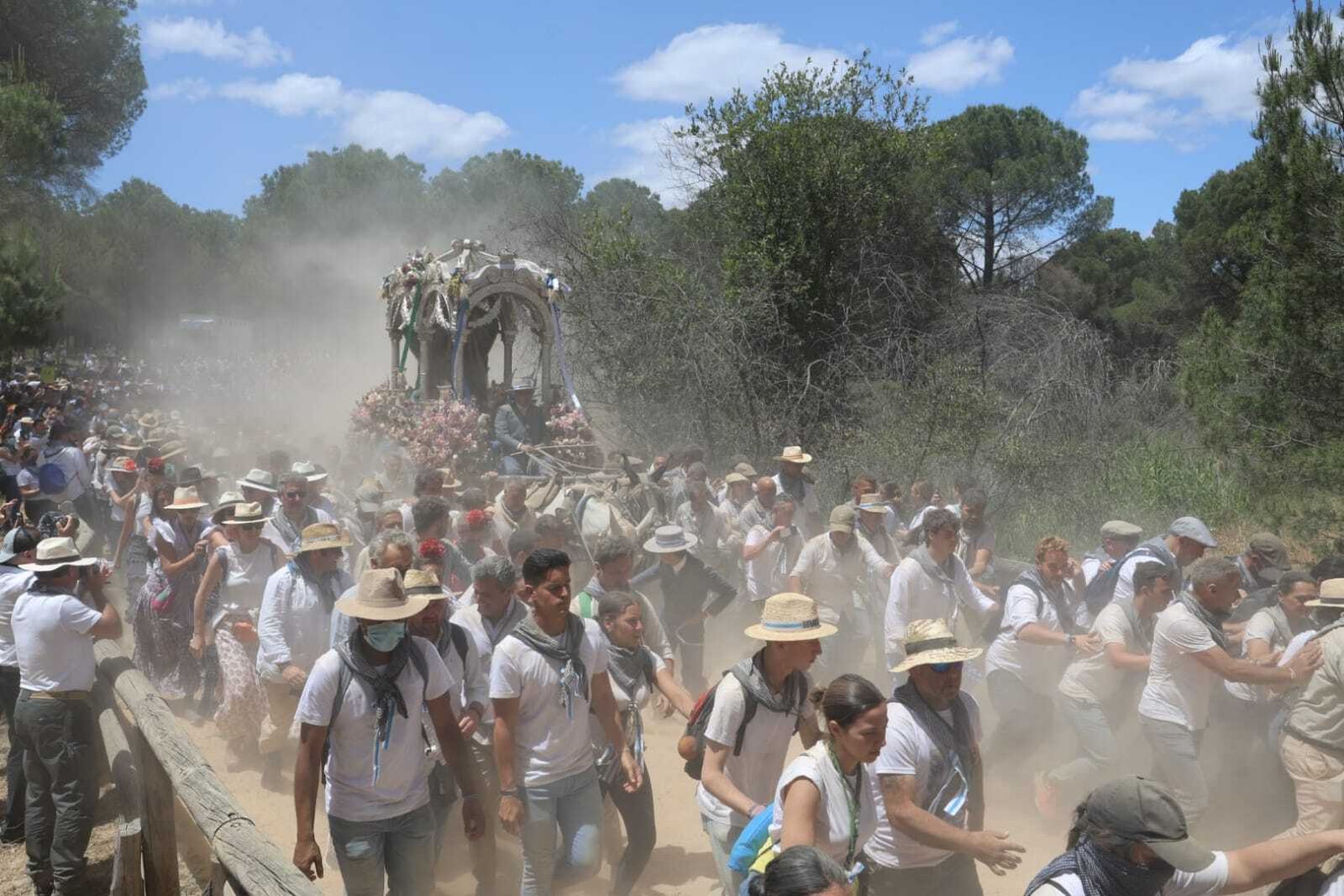 Simpecado de Huelva a su paso hacia El Rocío.