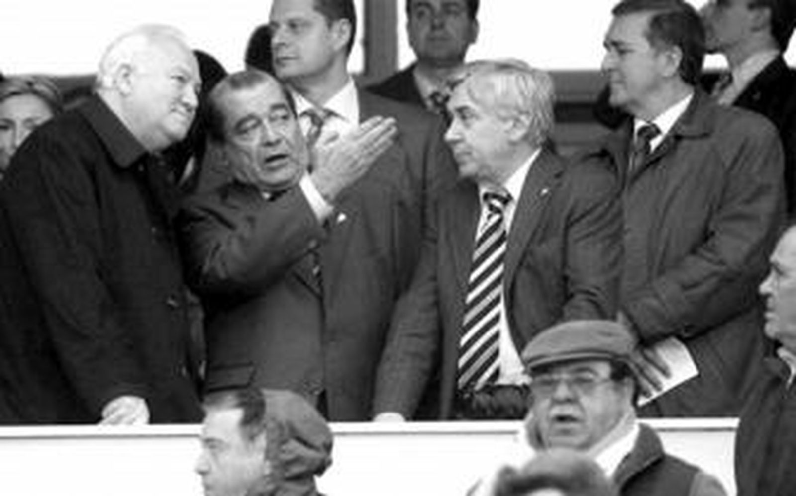 Antonio Muñoz, en el palco de El Arcángel, junto al ministro Moratinos y Antonio Rodríguez, consejero local.