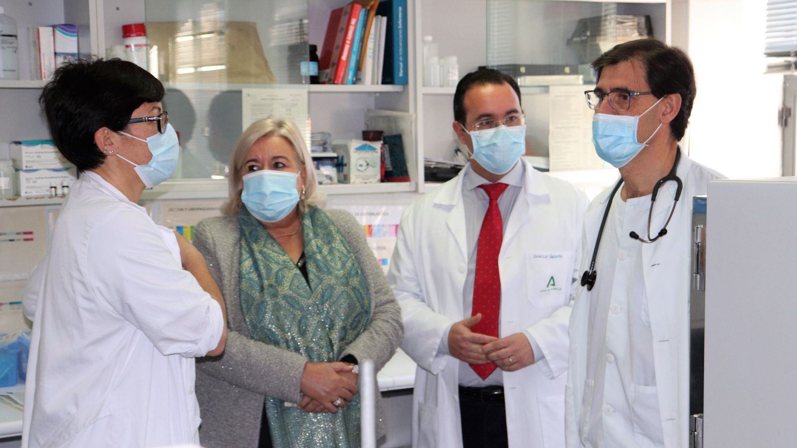 La delegada de Salud junto al gerente del hospital, la jefa de Hematología y el hematólogo responsale del programa de trasplantes.