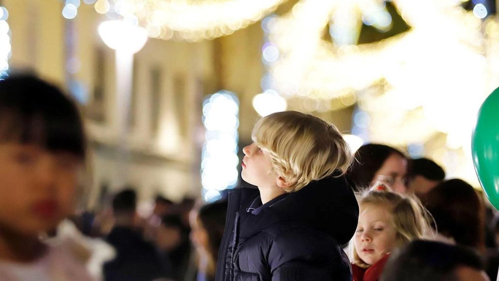 Un niño observa el alumbrado de Navidad en Huelva.