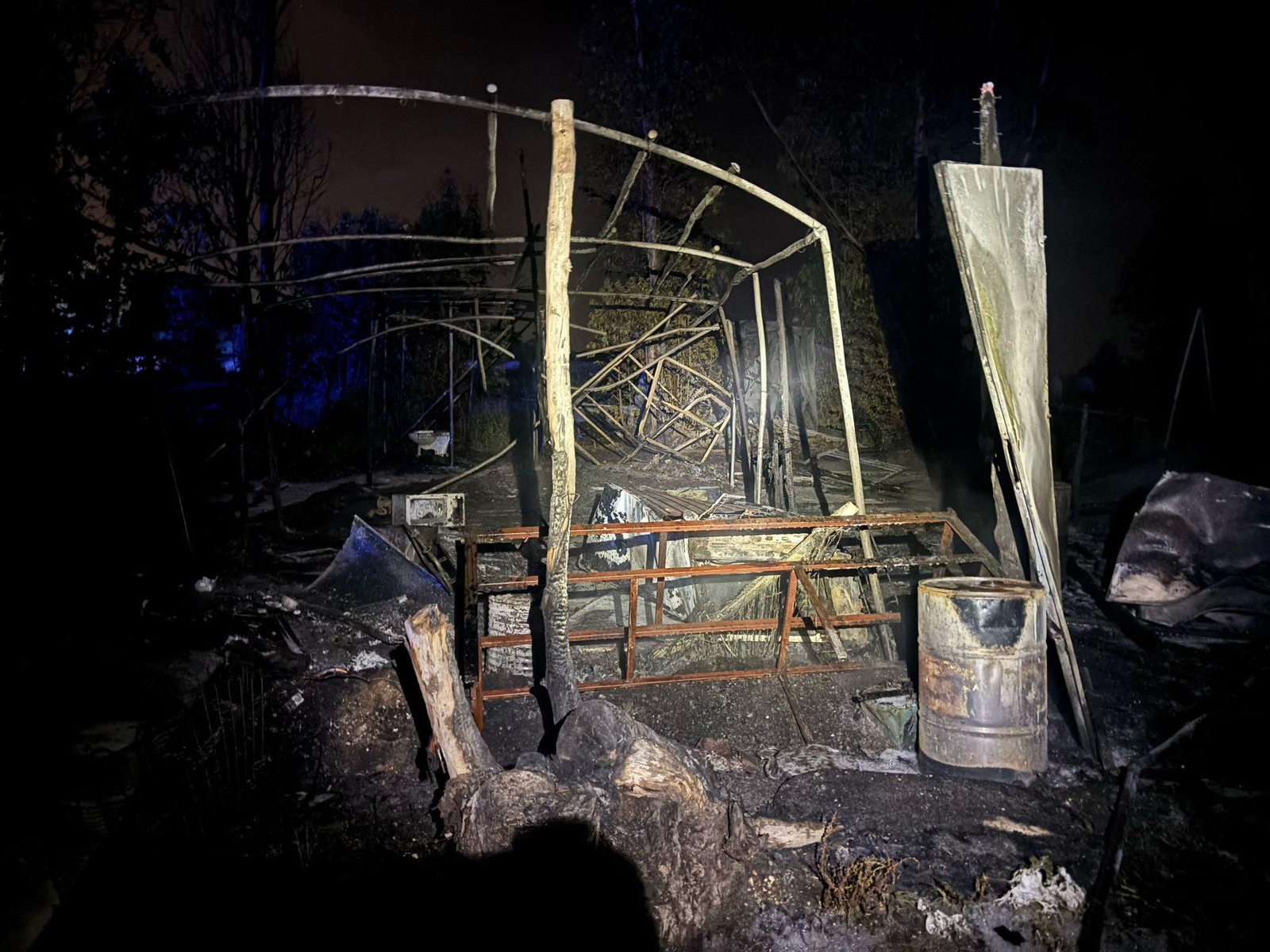 Chabolas totalmente calcinadas tras el incendio en Lucena del Puerto. Chabolas totalmente calcinadas tras el incendio en Lucena del Puerto.