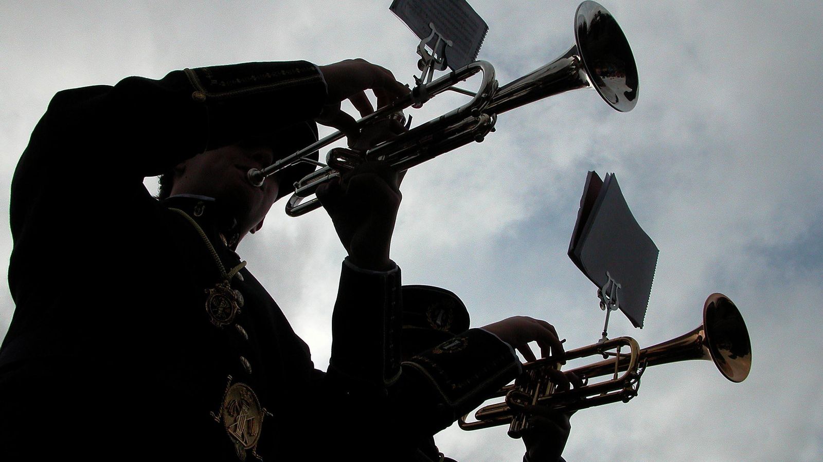 Dos músicos en la Semana Santa de Sevilla.