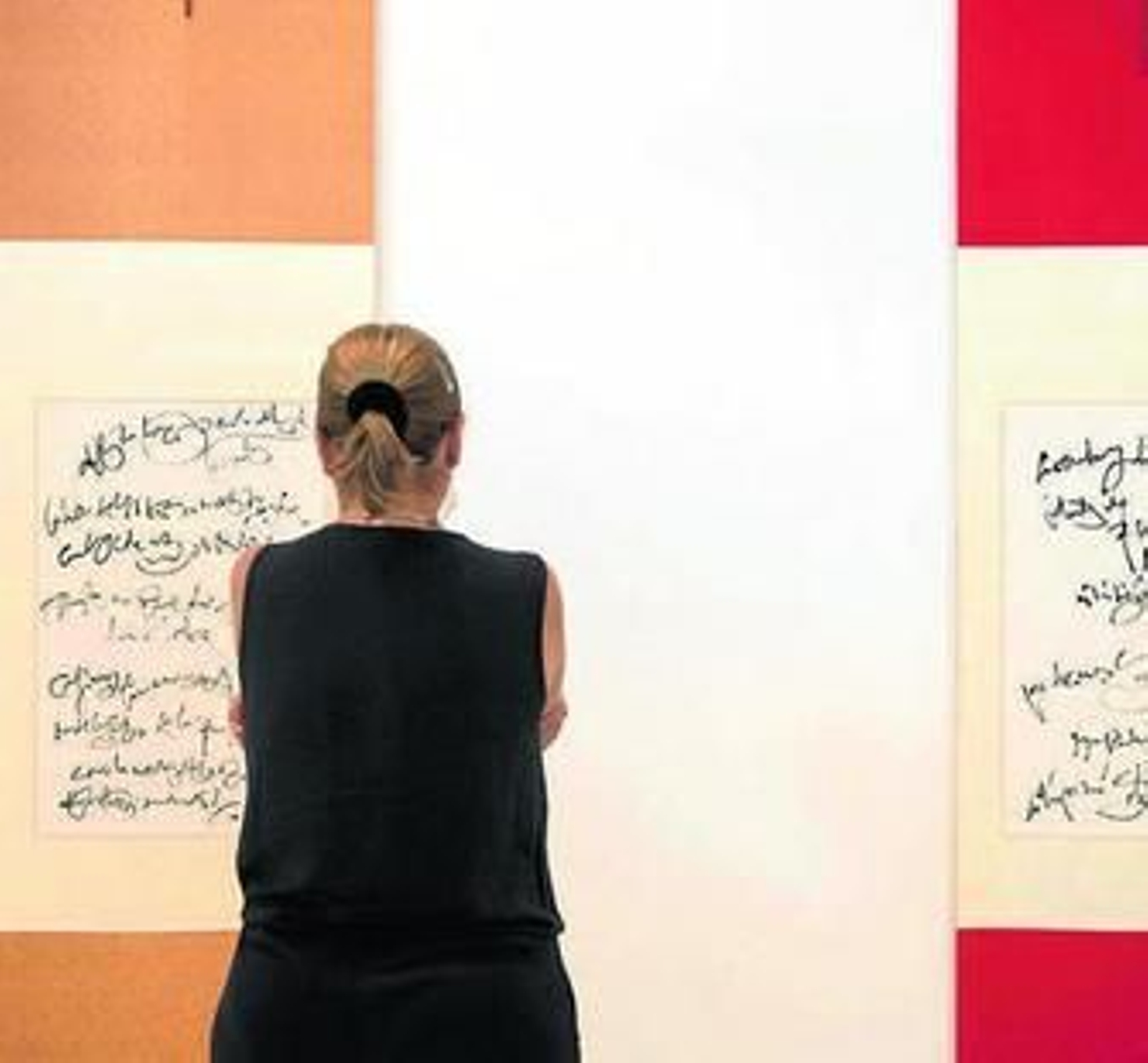 La exposición 'Pintando Poesía' se compone de 26 rollos de seda