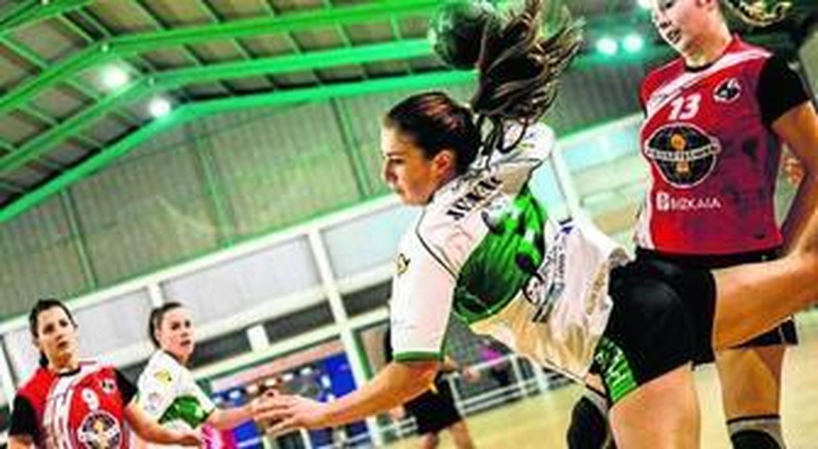 1. Jennifer Gutiérrez realiza un lanzamiento en un partido del Elche.  2. El equipo de la algecireña, con su rival europeo en el pabellón ruso. 3. Jenni, con la selección nacional junior en un partido celebrado en el pabellón Ciudad de Algeciras.