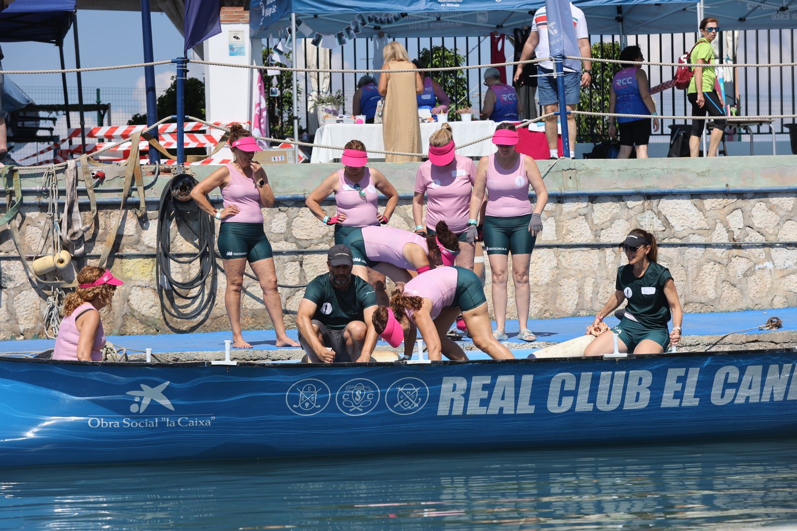 Más de 100 mujeres supervivientes de cáncer participan este sábado en una Regata Nacional en Málaga