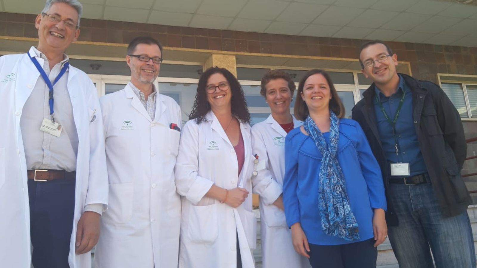 En la foto de izquierda a derecha: Juan José Borrero (Jefe de Sección Anatomía Patológica del Hospital U. Virgen del Rocío), Enrique de Álava (Jefe de Servicio Anatomía Patológica del Hospital U. Virgen del Rocío- Hospital Osuna), Ana Galera (Coordinadora de Laboratorio), Begoña Vieites (Jefa de Sección Anatomía Patológica del Hospital U. Virgen del Rocío), Cristina Suárez (Integrante Grupo de I+D+i del Hospital U. Virgen del Rocío) y Antonio Sierra (Equipo Provincial TIC Sevilla -Referente TIC del proyecto Anatomía Patológica).
