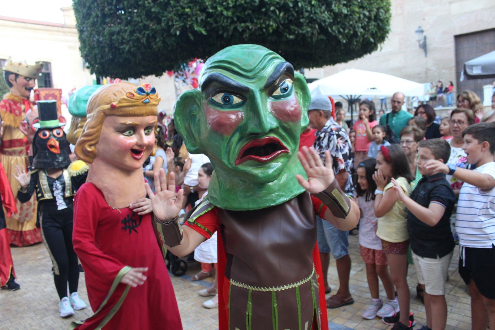 Desfile de gigantes y cabezudos en Vera.