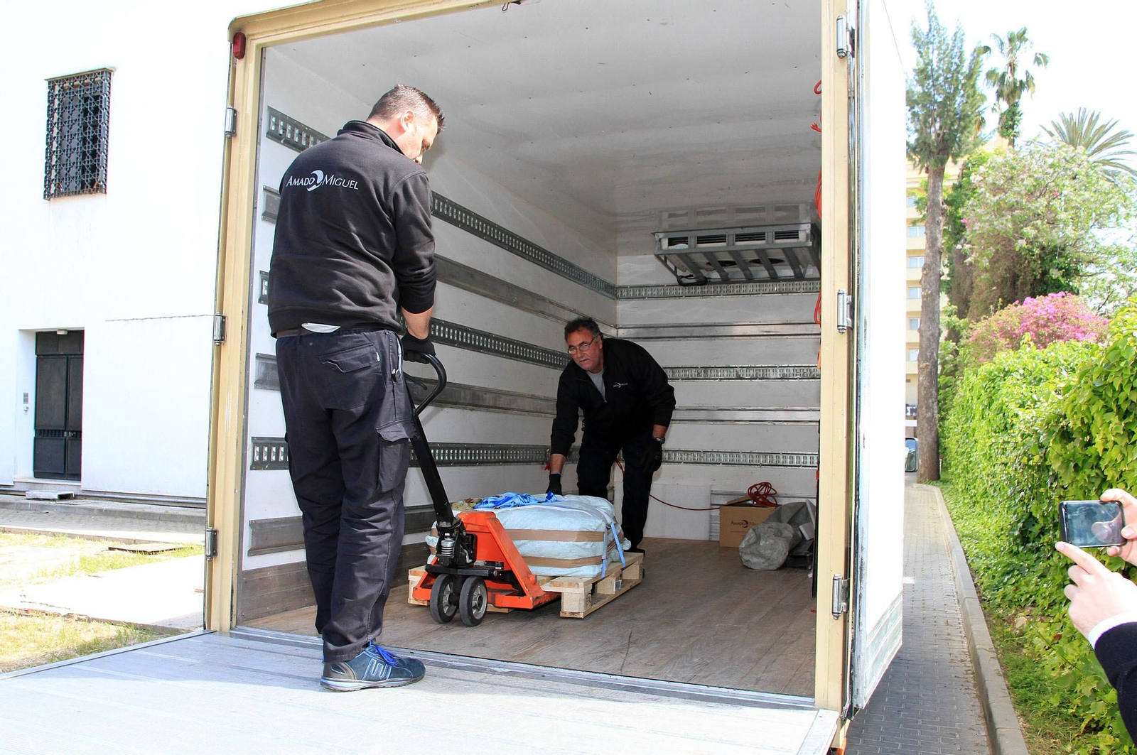 Imágenes de la llegada al museo de Huelva de la estela de cerca de 5.000 años de antigüedad hallada en Cañaveral de León