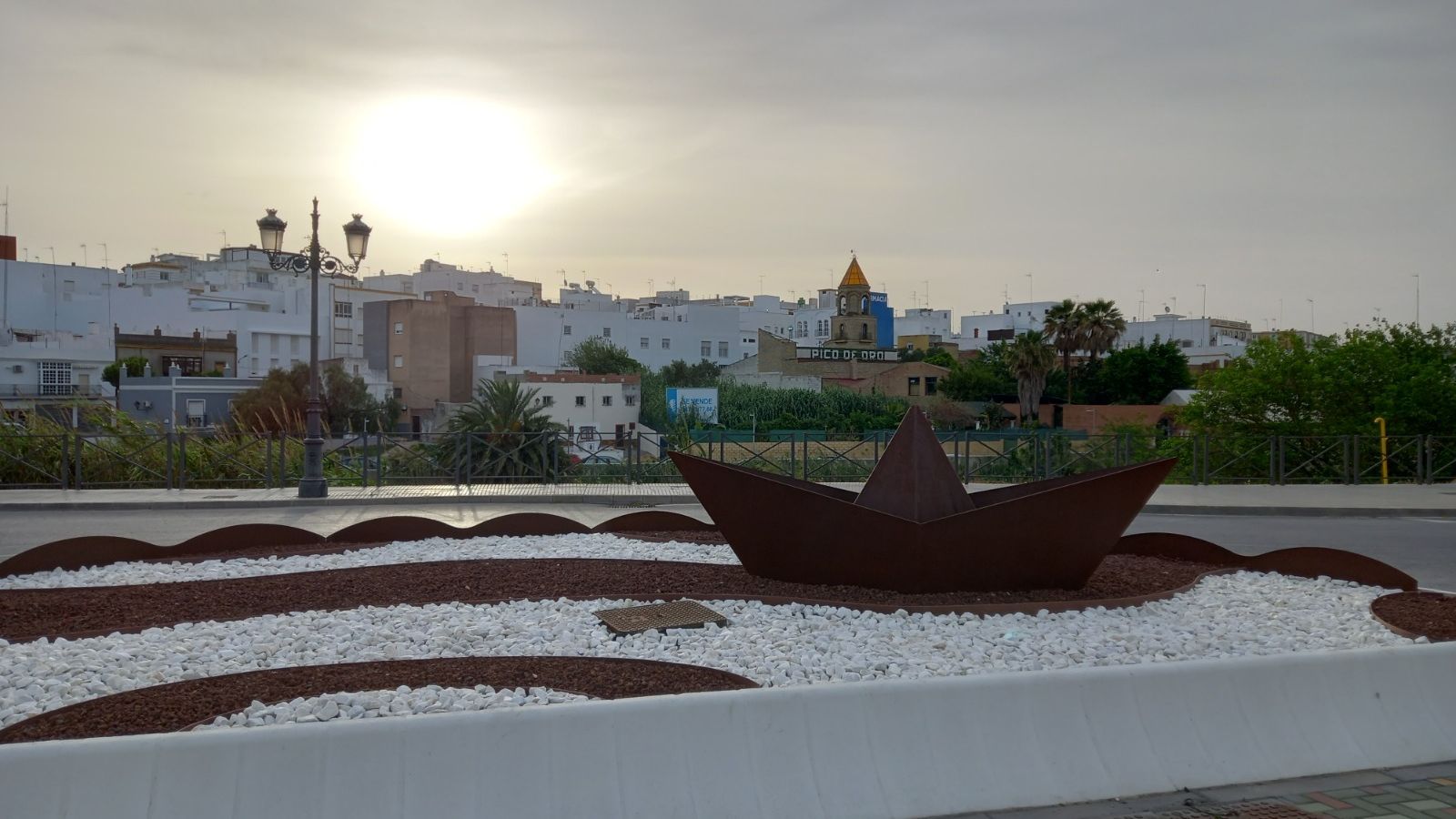 Barco en la rotonda entre puente de Nuestra Señora de los Remedios y Avenida Reyes Católicos.