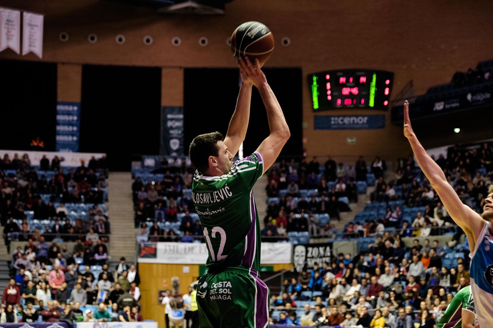 Dragan Milosavljevic lanza a canasta en el partido en el Fontes do Sar.