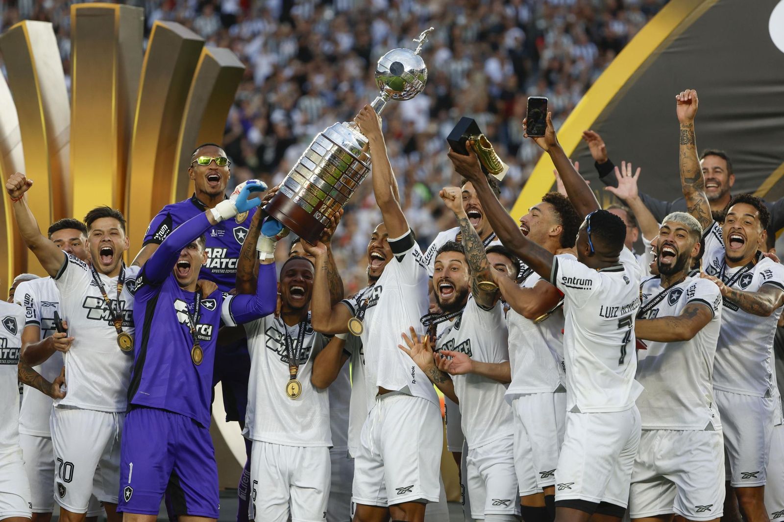 Los futbolistas de Botafogo alzan la copa de campeones de la Libertadores-