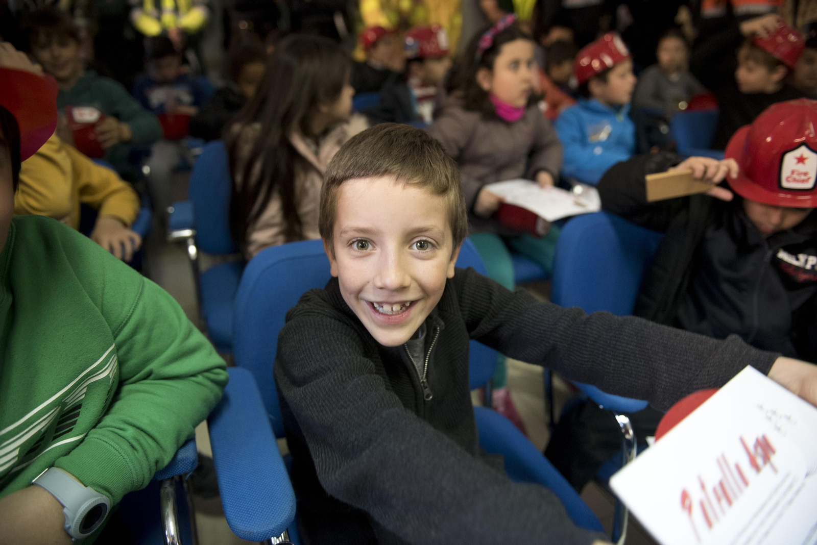 Las Fuerzas de Seguridad visitan a los menores ingresados en el Hospital Materno Infantil
