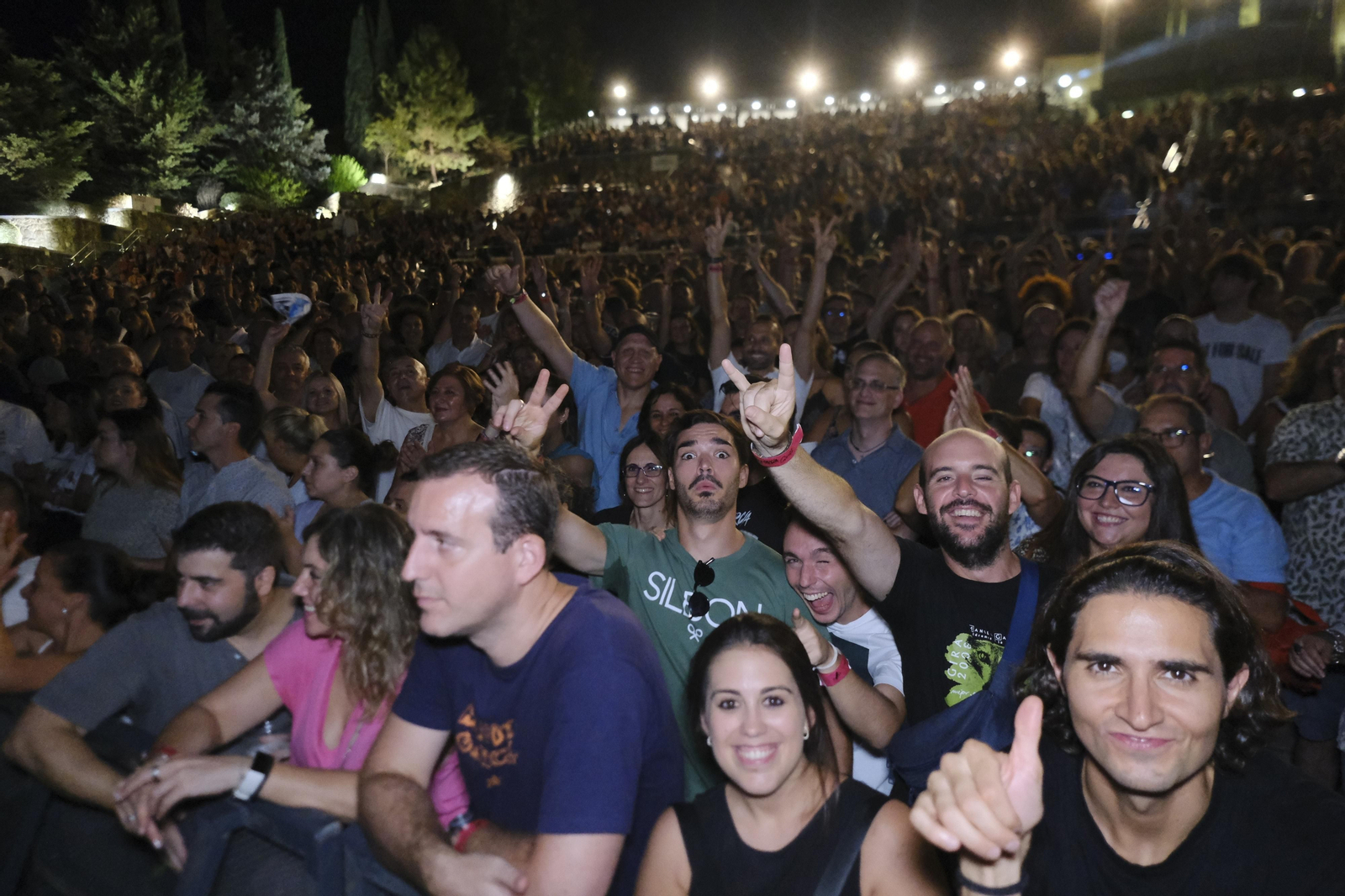 El concierto de Manolo García en el teatro de la Axerquía de Córdoba, en fotografías