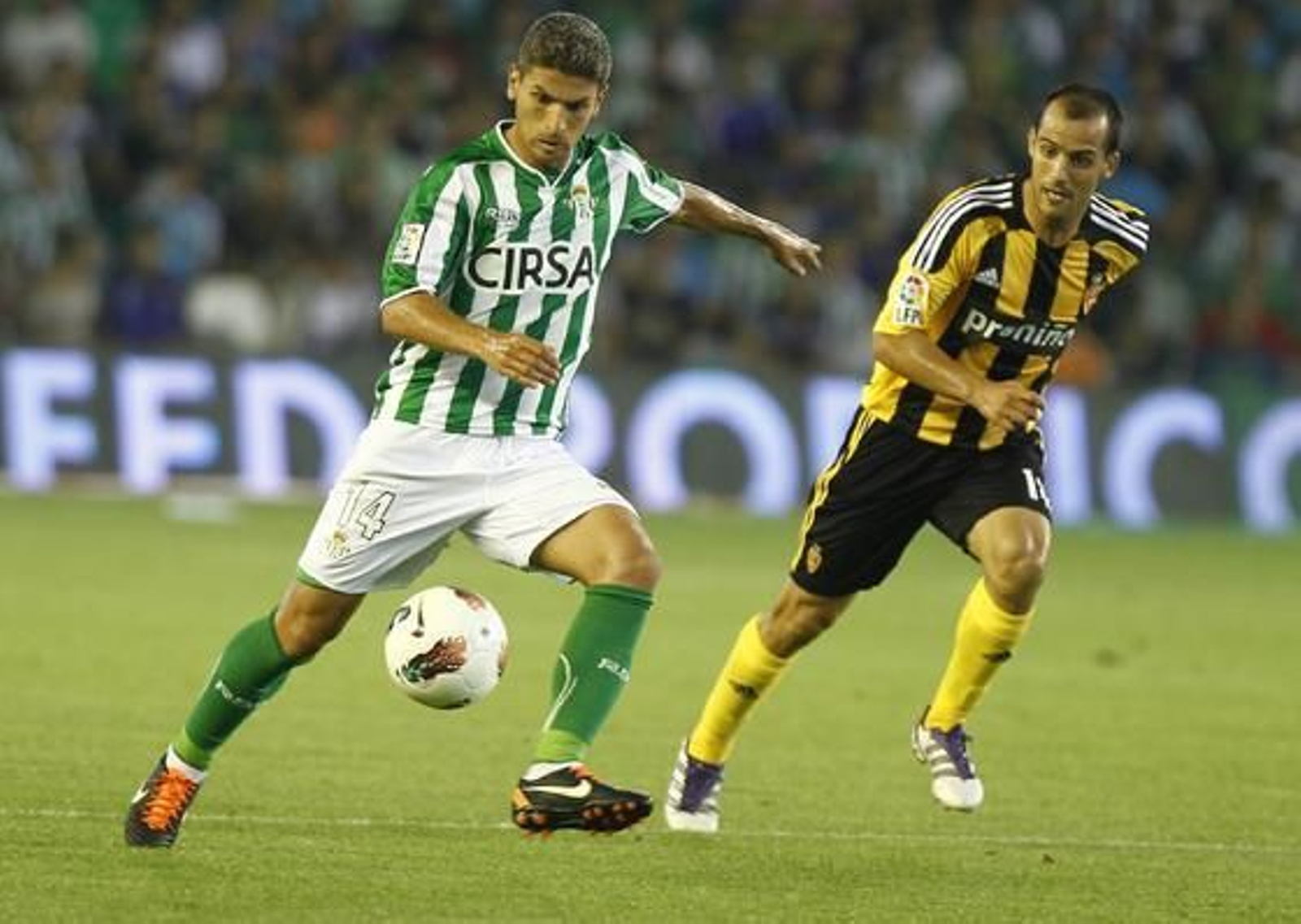 El Betis se coloca líder tras ganar al Zaragoza en casa (4-3). / Antonio Pizarro