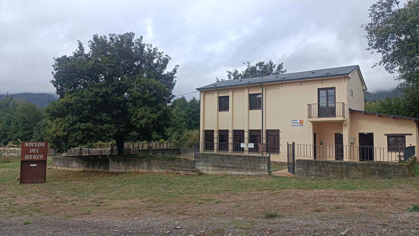 El primer edificio de Noceda es el albergue.