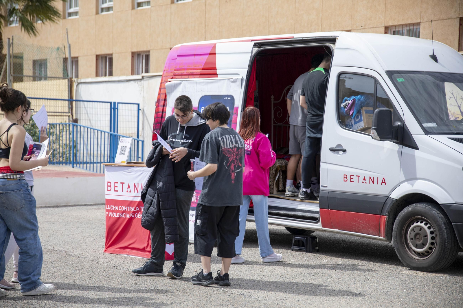 Sensibilización sobre la trata de mujeres en el IES Maestro Padilla de Almería, en imágenes