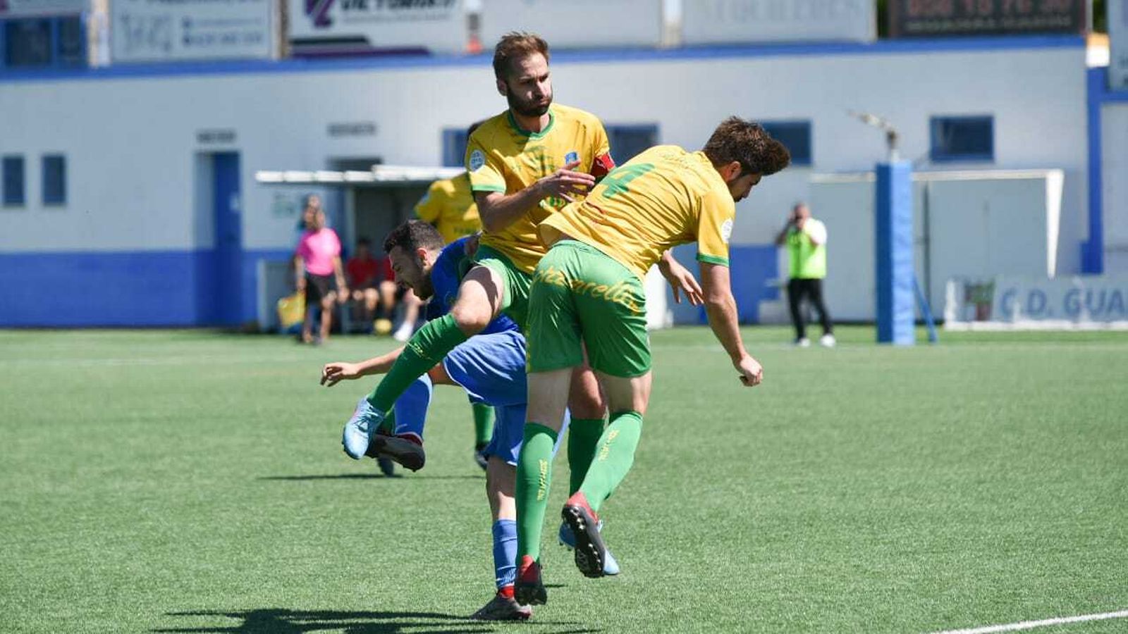 Los dos equipos se emplearon con contundencia.