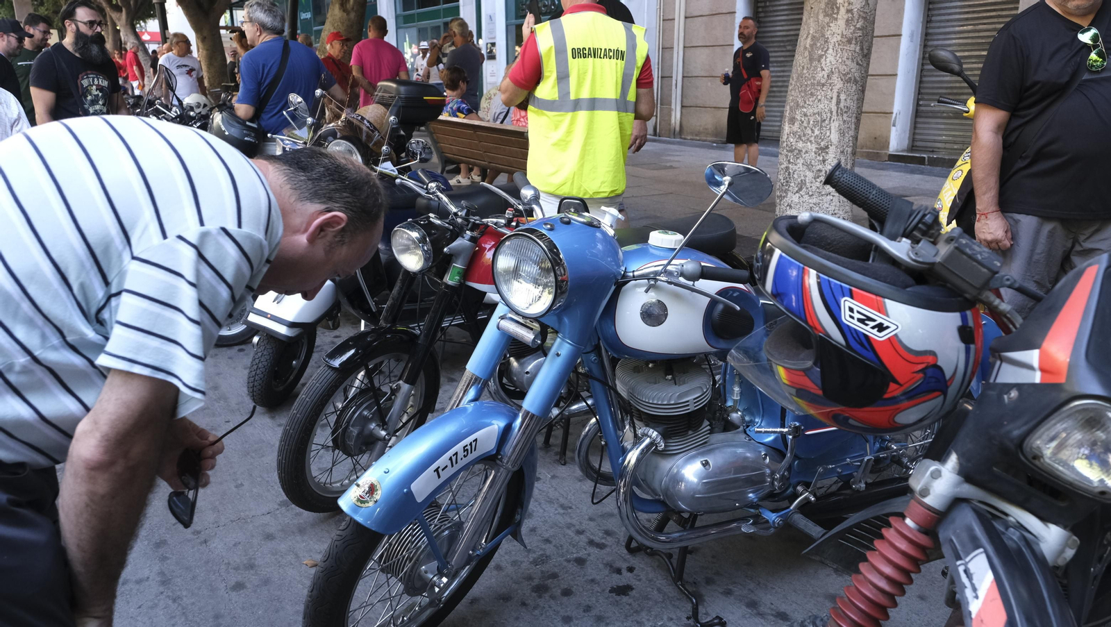 Las motos antiguas dan brillo a la Feria de Almería
